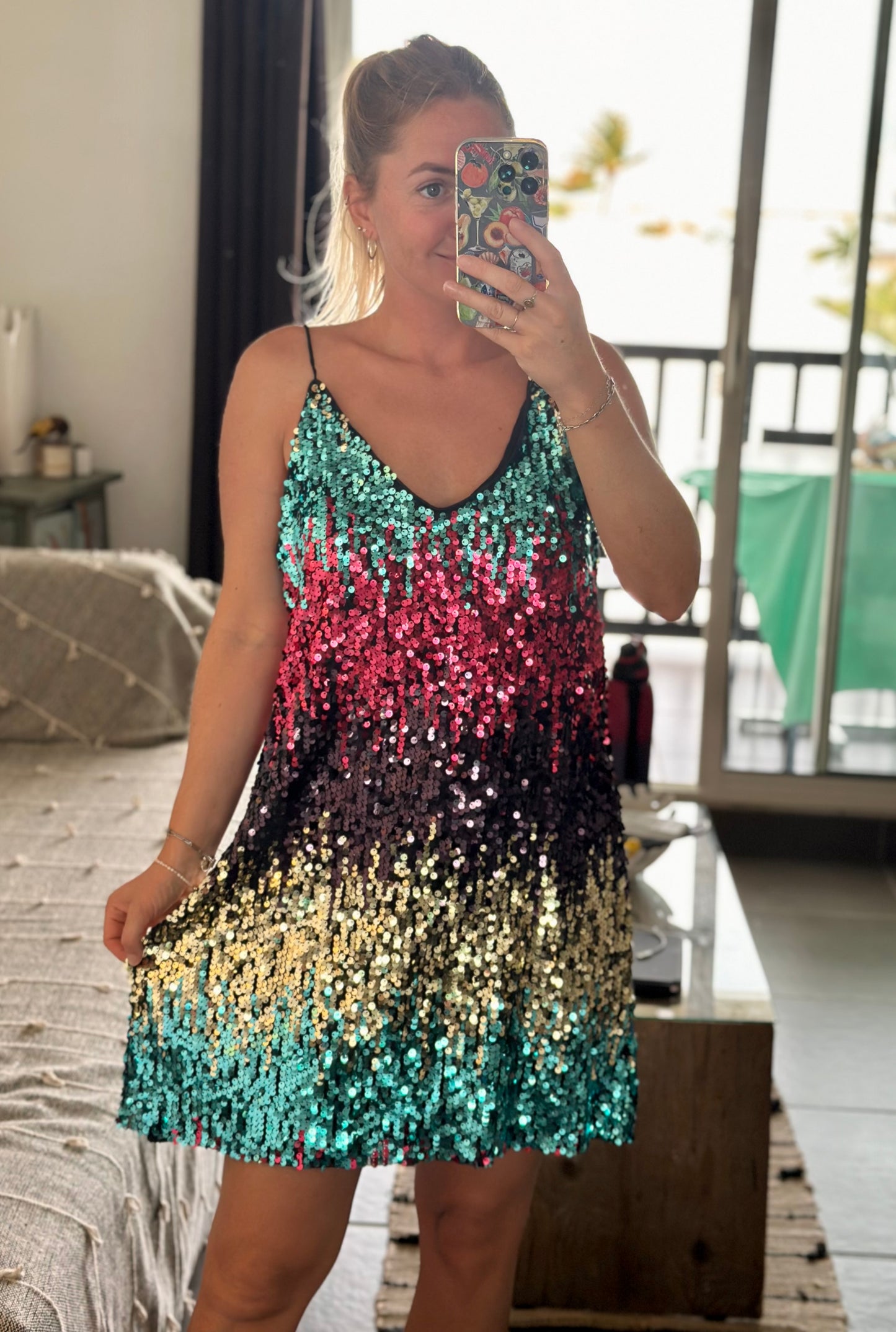 Robe noire à fines bretelles brodée de sequins multicolores T.36/38