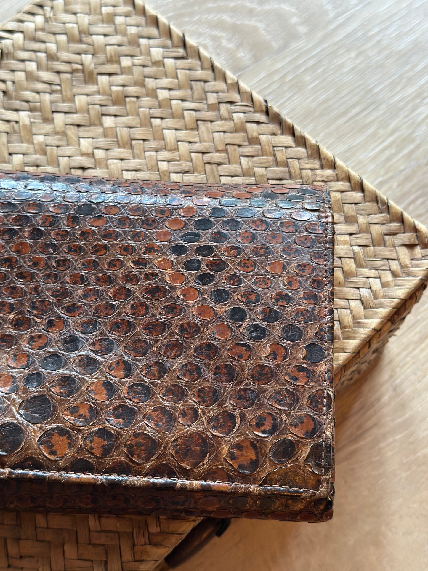 Pochette vintage cuir de reptile effet peau de serpent brun années 70 – 26 cm