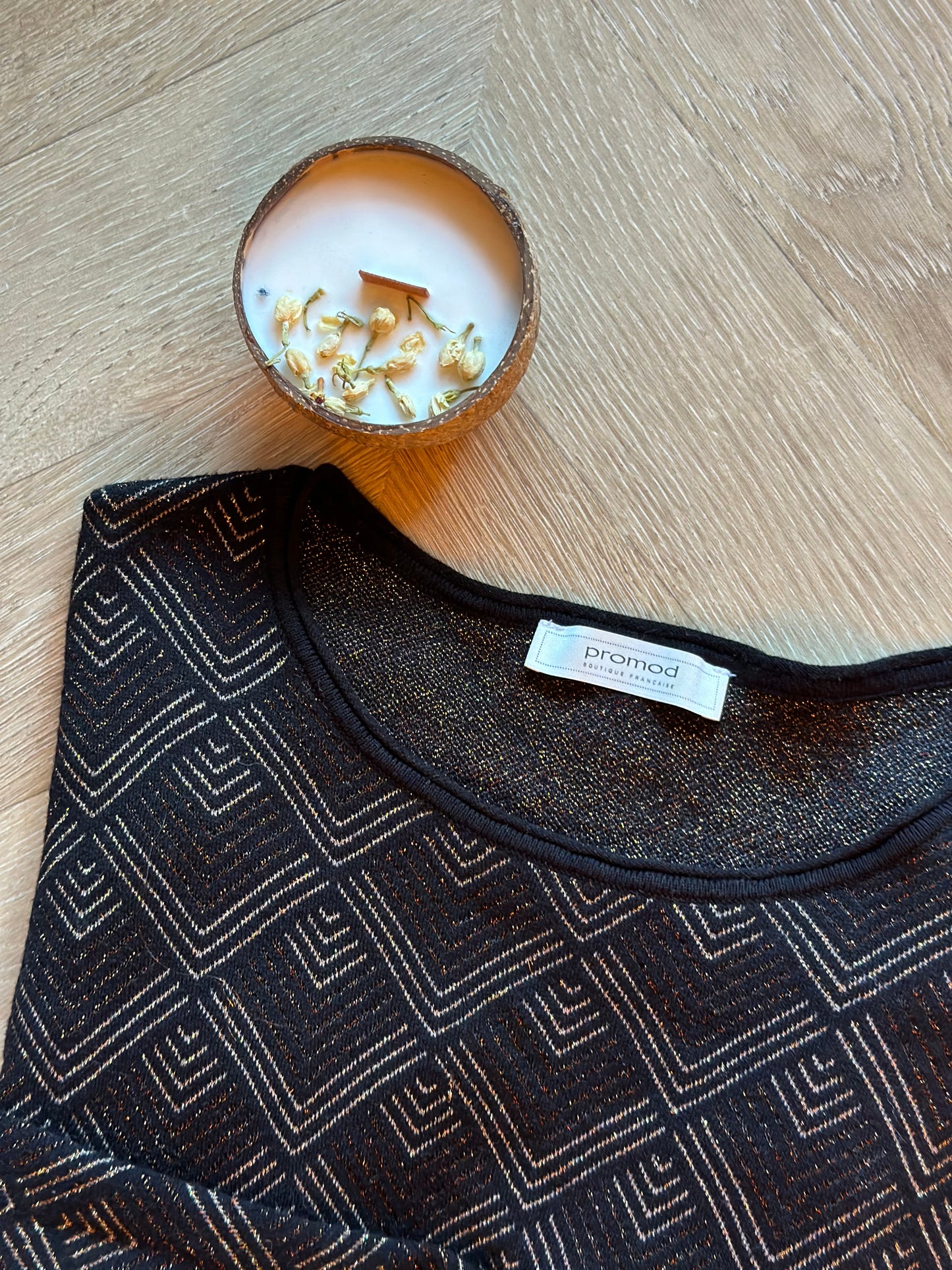 Pull noir à motifs dorés T.40