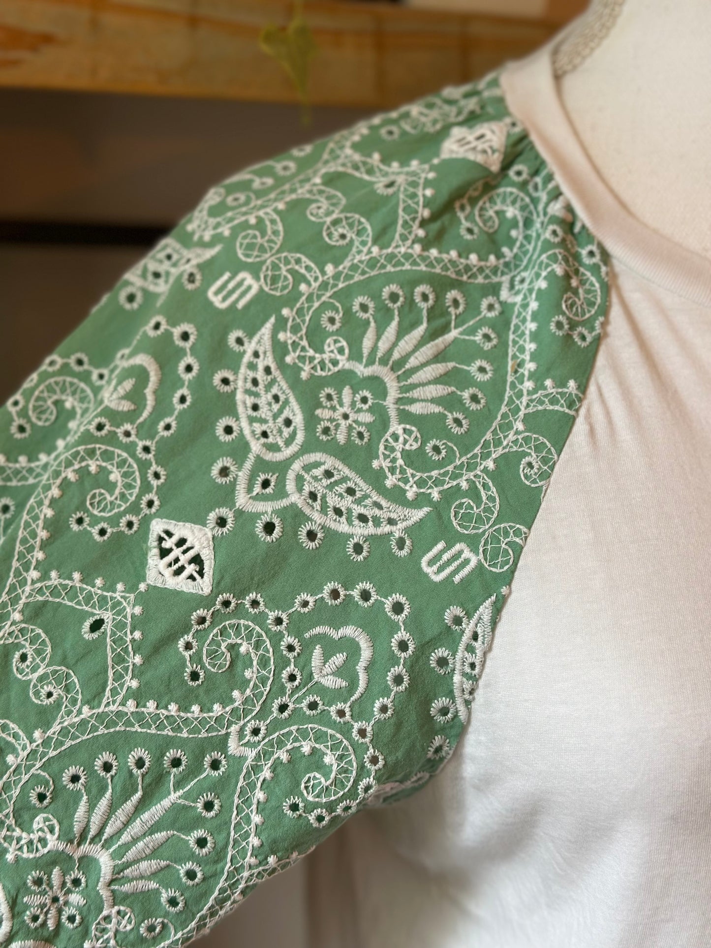 T-shirt manches bouffantes broderie vert T.36/38