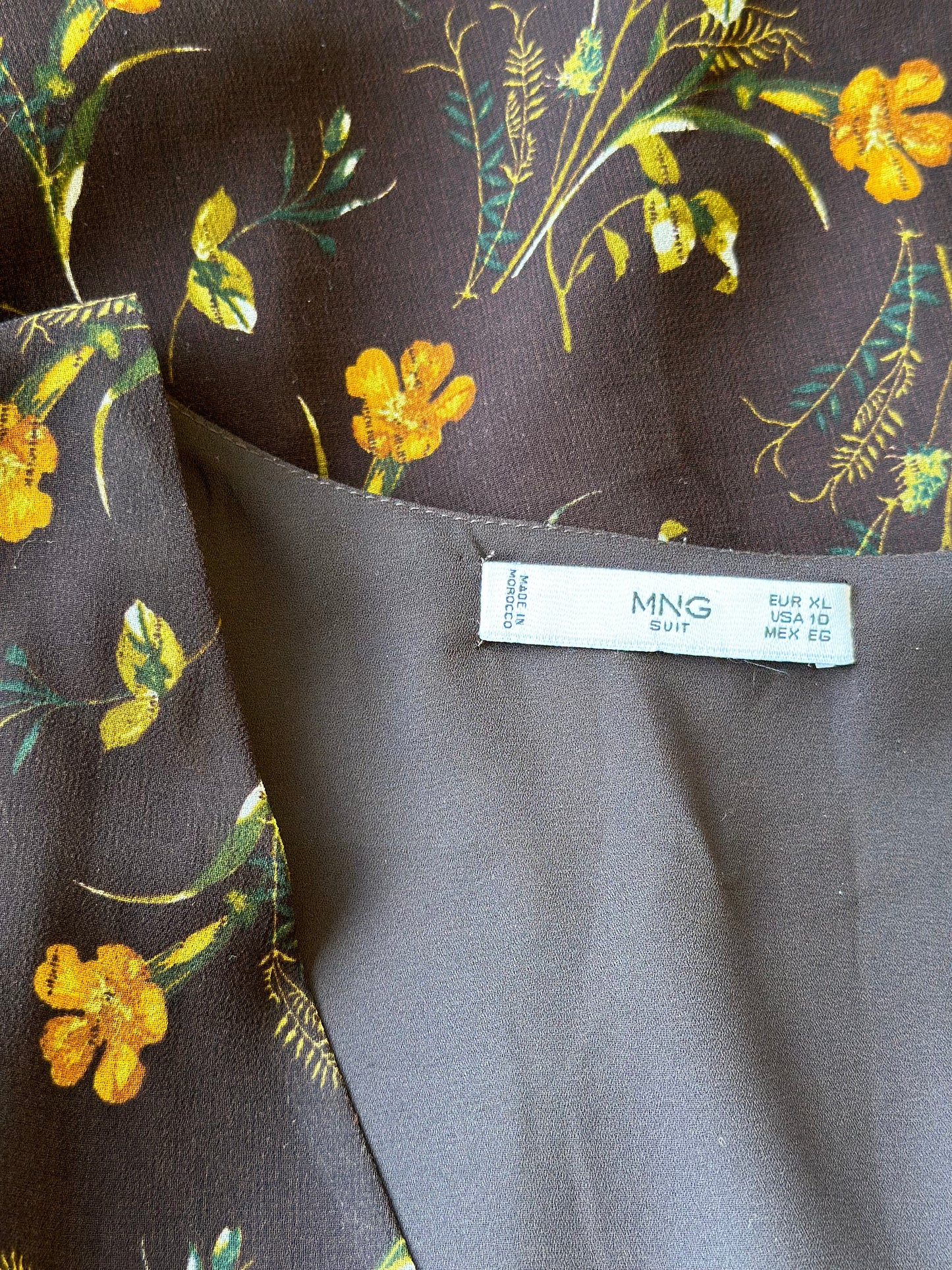 Robe midi en toile noire avec imprimé de fleurs colorées, T.42