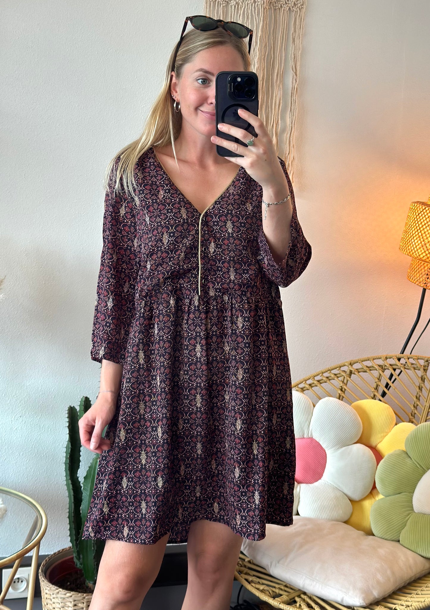 Belle robe fluide noire avec imprimé fleuri bordeaux et doré, T.40