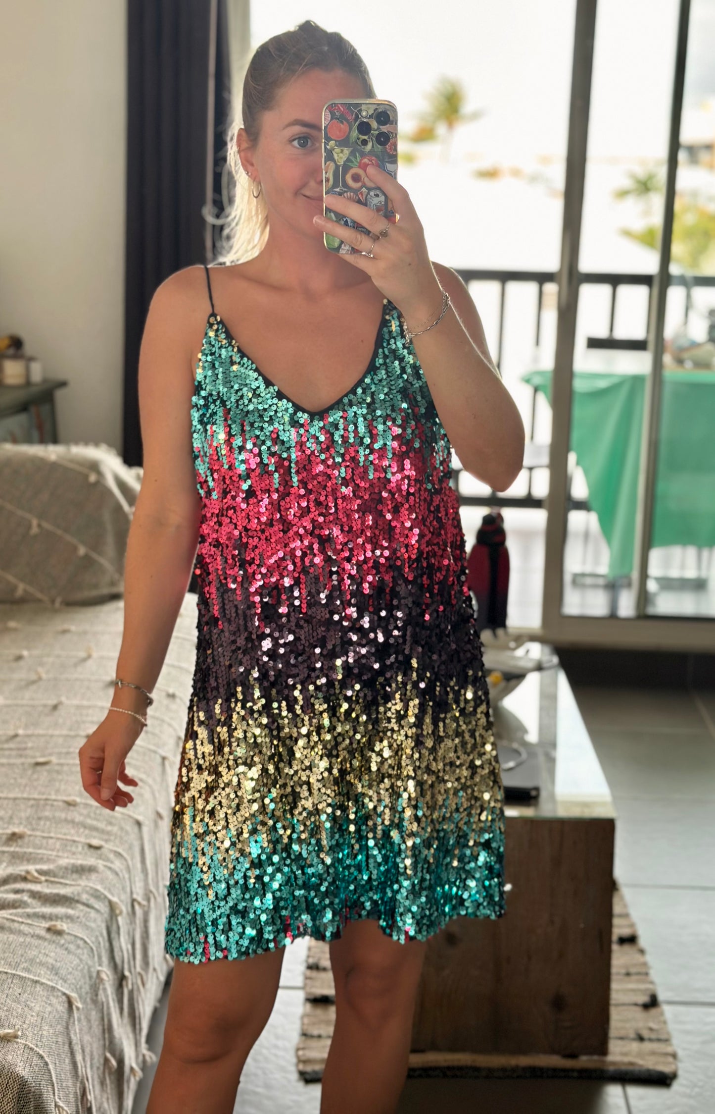 Robe noire à fines bretelles brodée de sequins multicolores T.36/38