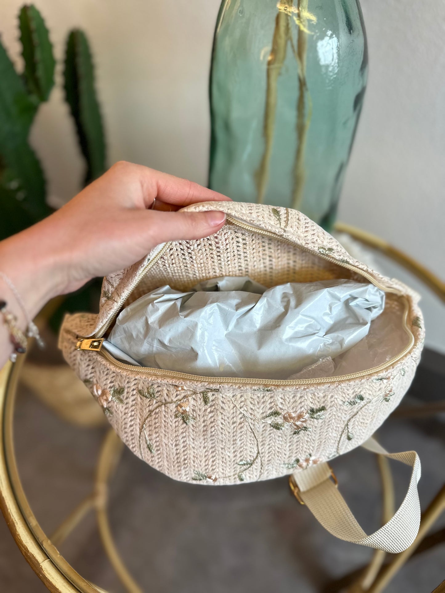 Banane beige crème brodée de fleurs
