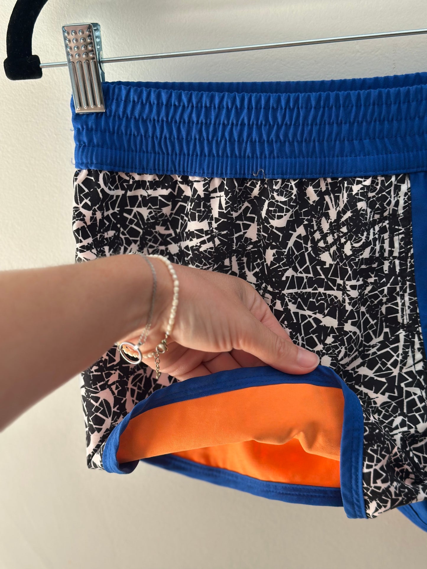 Short de sport imprimé graphique T.34
