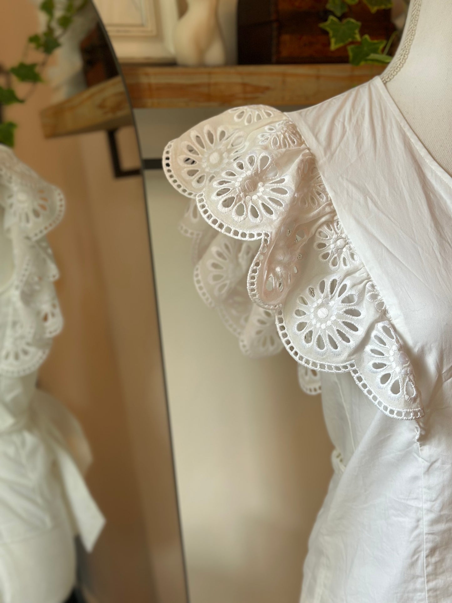 Blouse en coton broderie, anglaise T.36