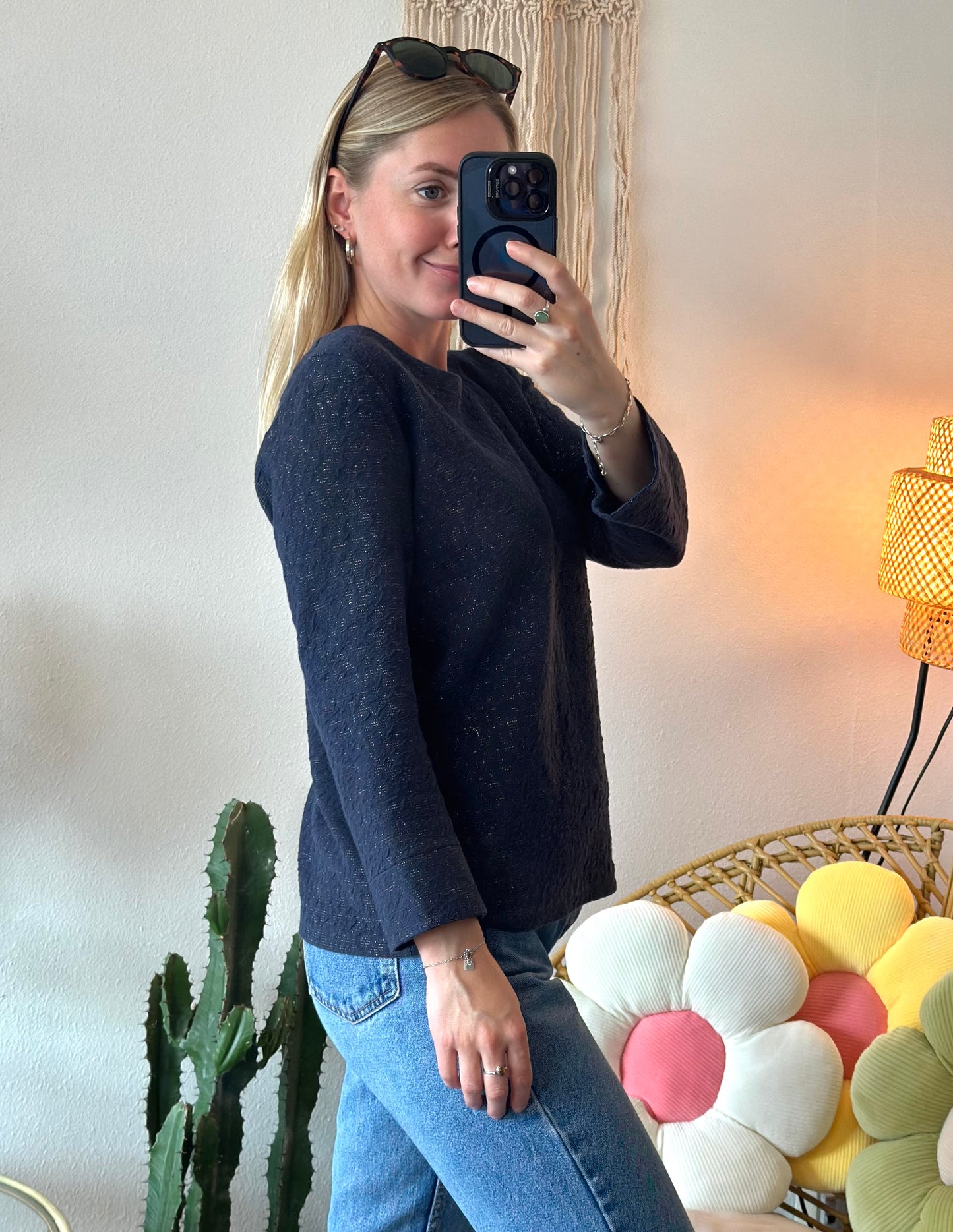 Petit pull bleu à motifs en relief avec fils argentés, T.34