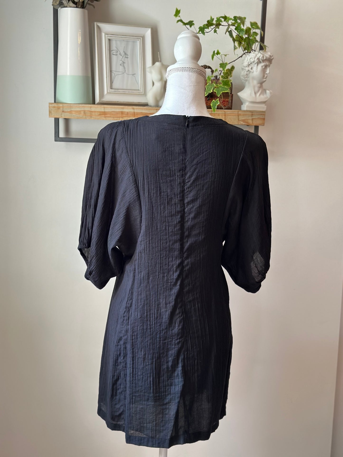Robe noire brodée T.38