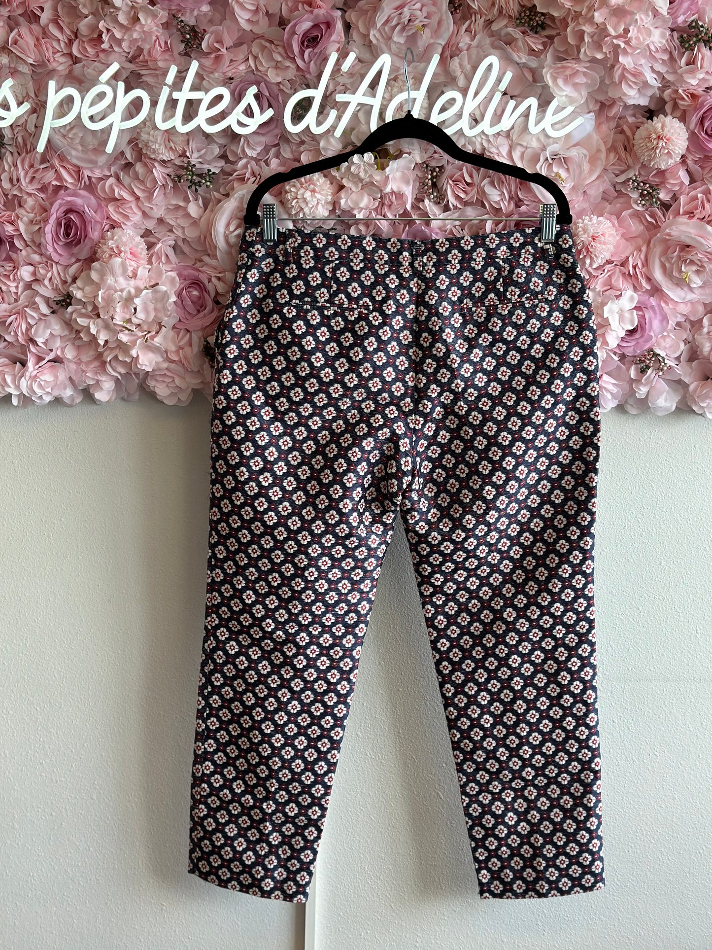 Joli pantalon coupe droite imprimé brodé fleuri T.42