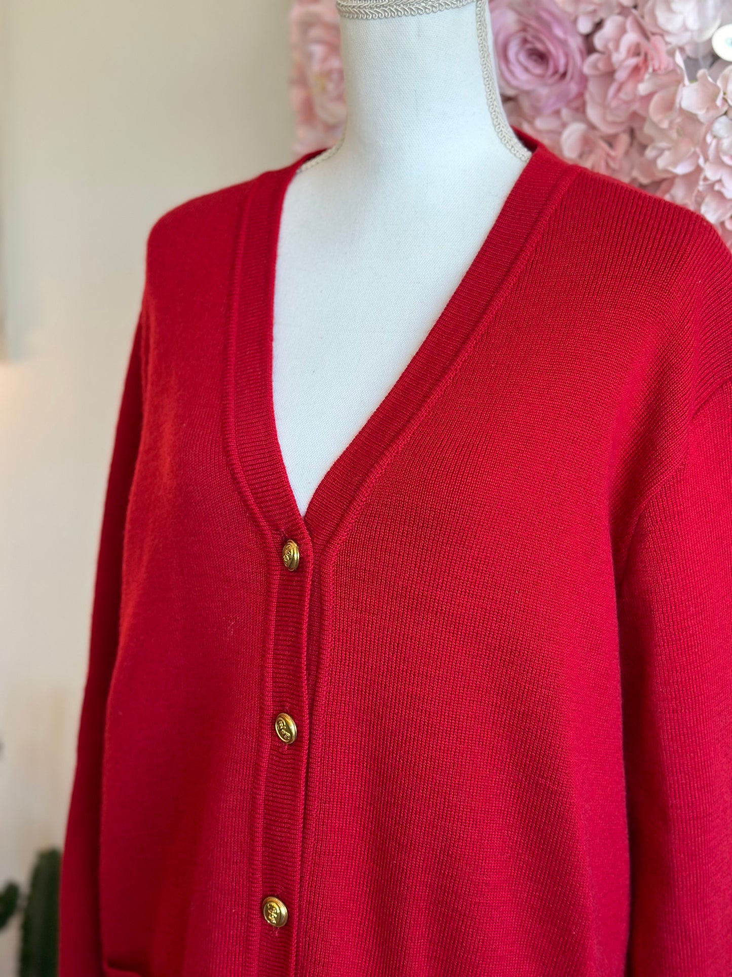 Cardigan en laine rouge, boutons dorés, modèle vintage T.U