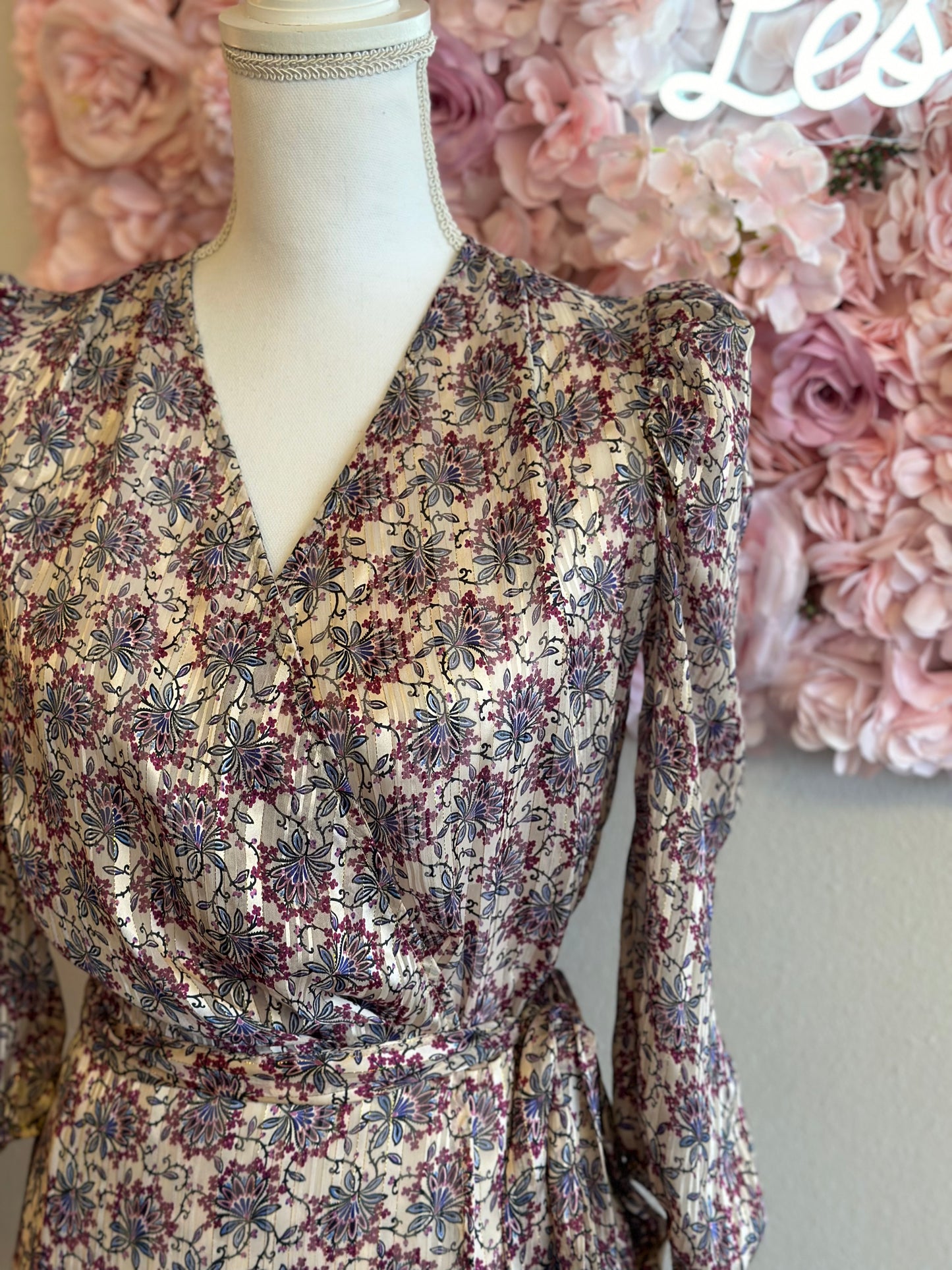 Belle robe coupe portefeuille à motifs fleuris T.36