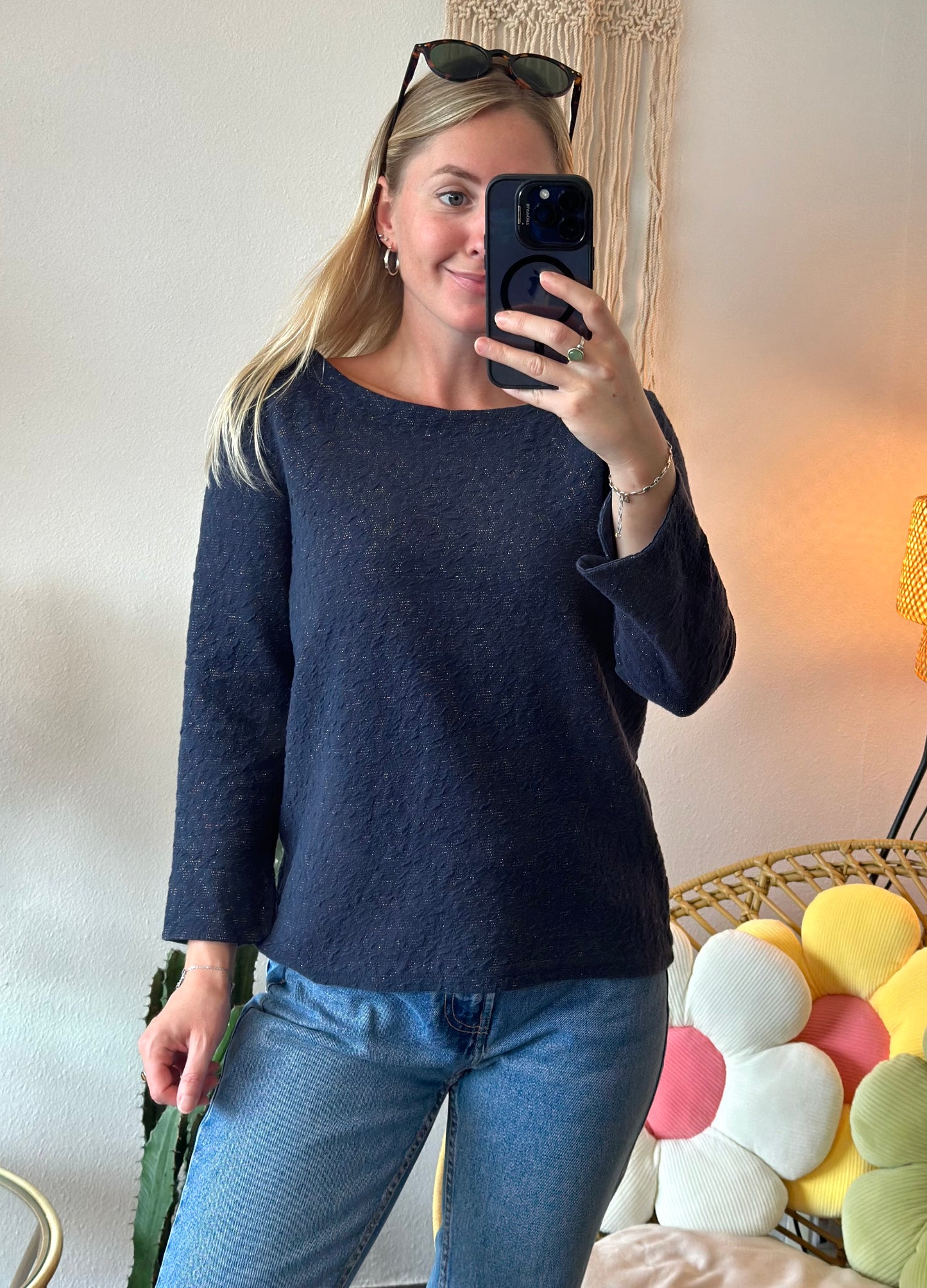 Petit pull bleu à motifs en relief avec fils argentés, T.34