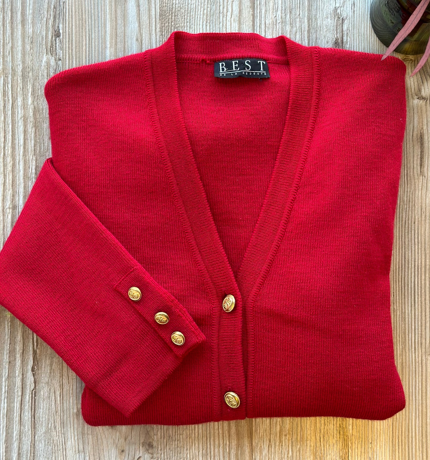 Cardigan en laine rouge, boutons dorés, modèle vintage T.U