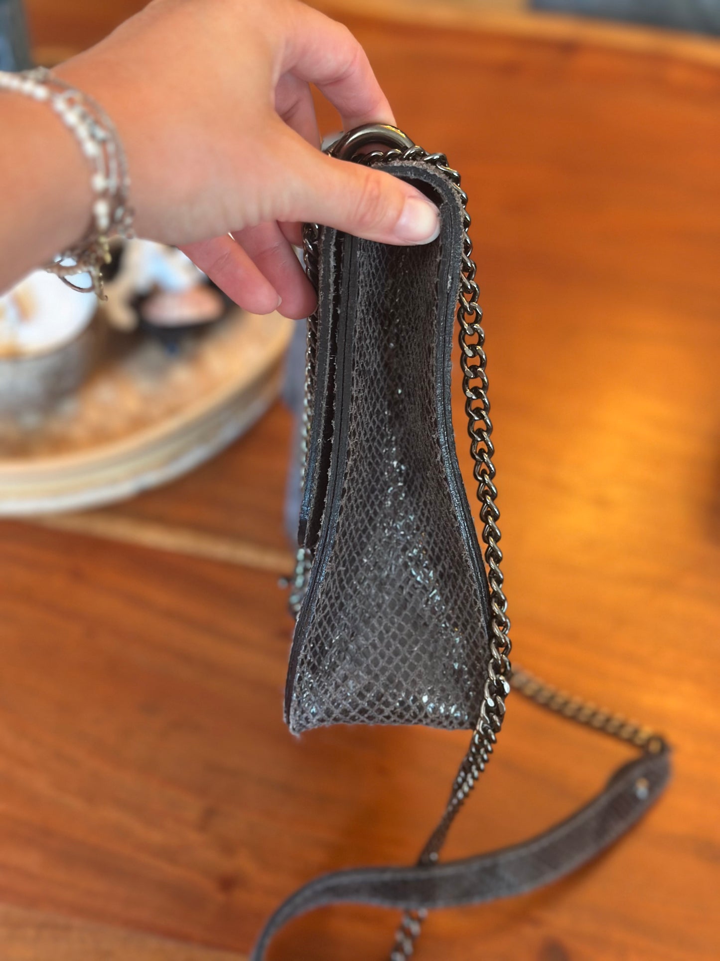 Sac en cuir imprimé python noir et gris – Chaîne métal ajustable