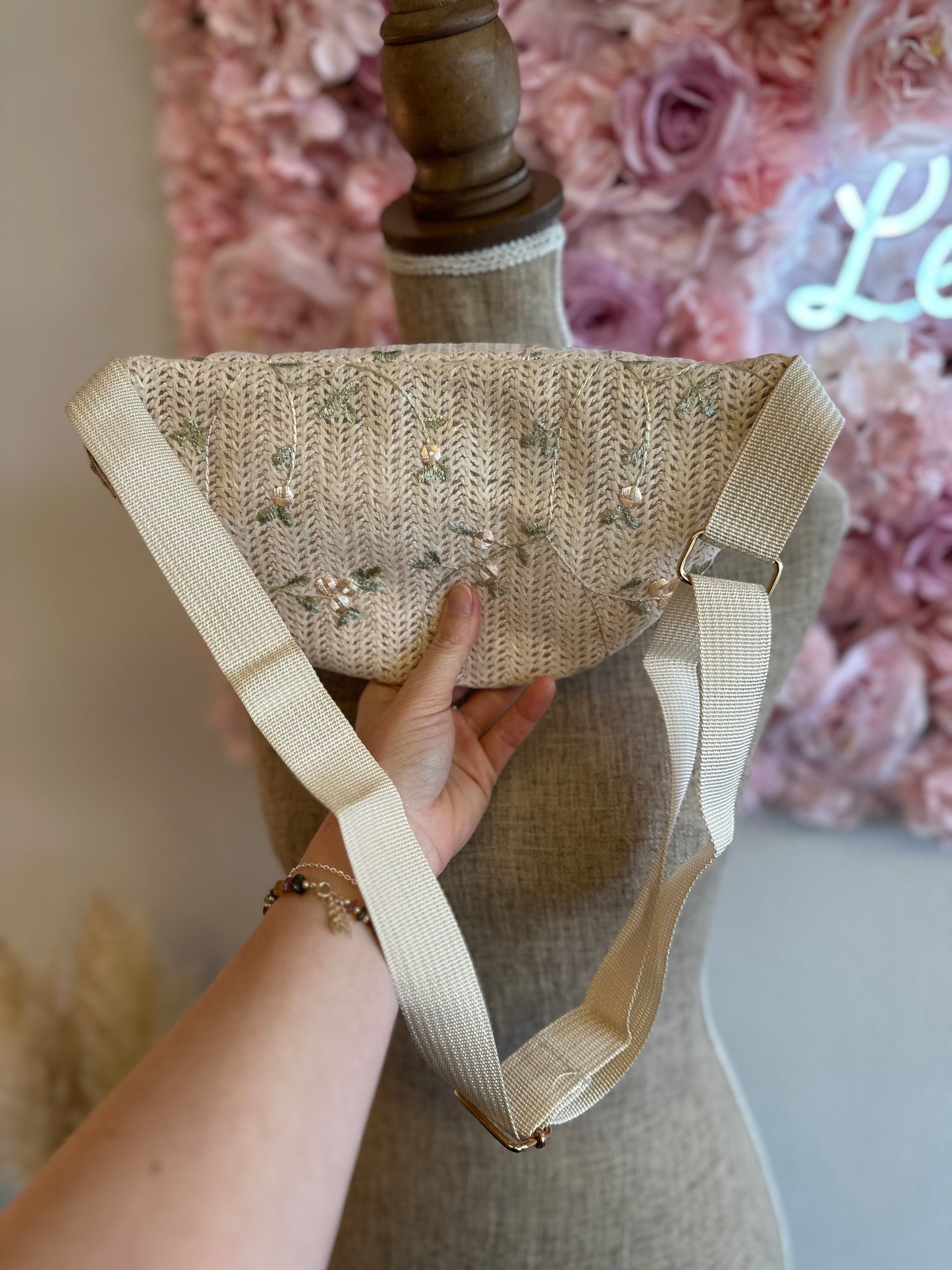 Banane beige crème brodée de fleurs