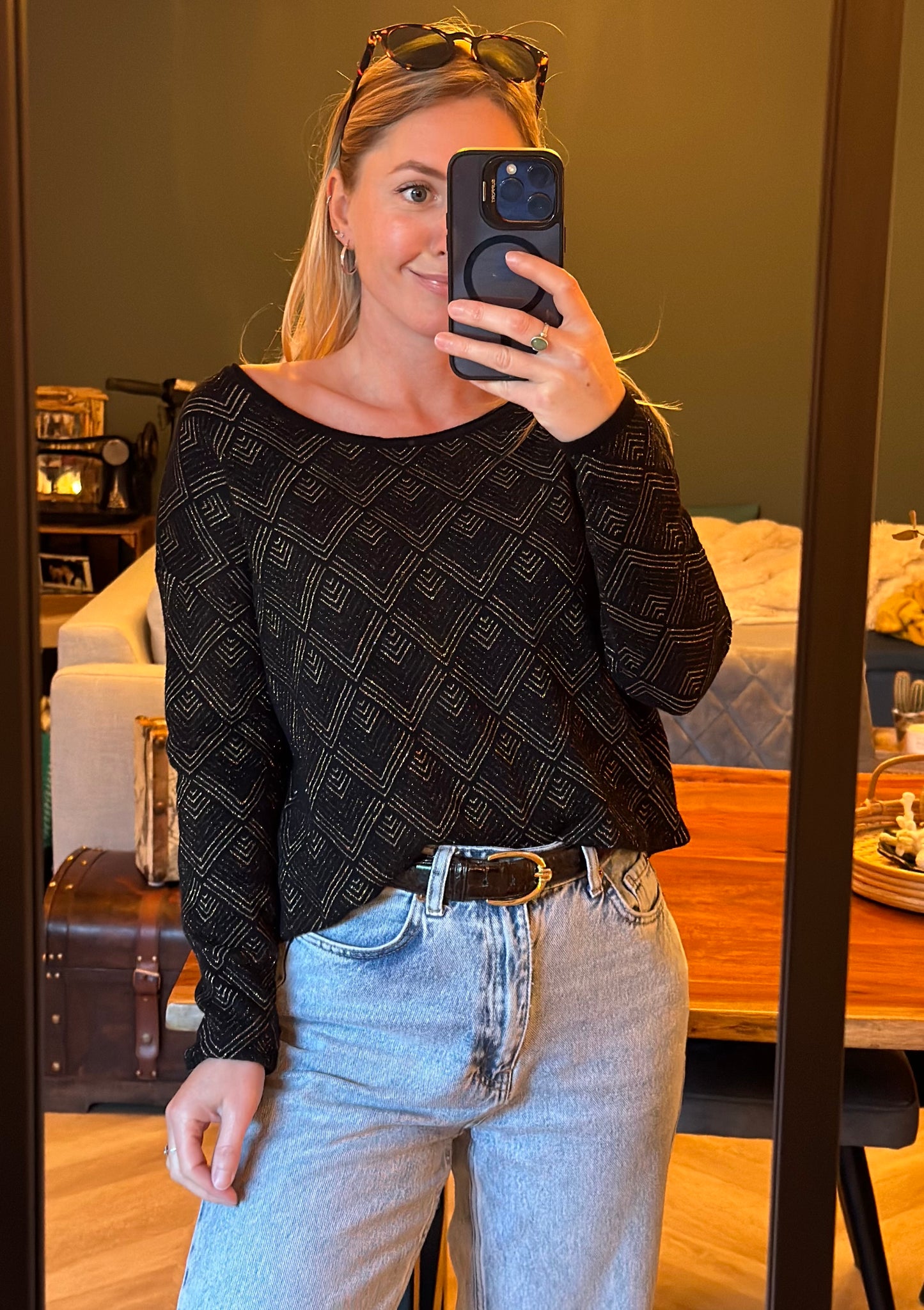 Pull noir à motifs dorés T.40