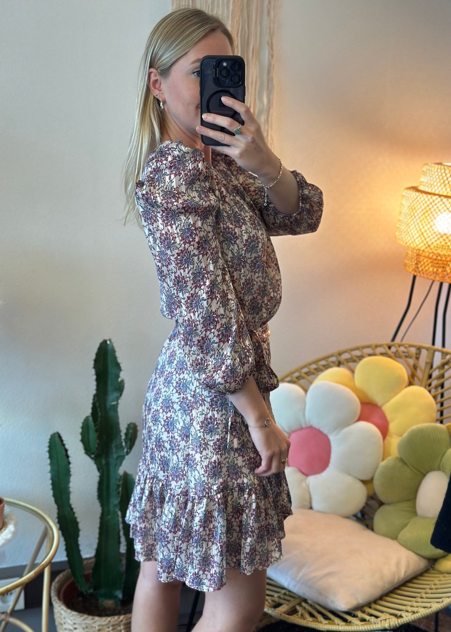 Belle robe coupe portefeuille à motifs fleuris T.36