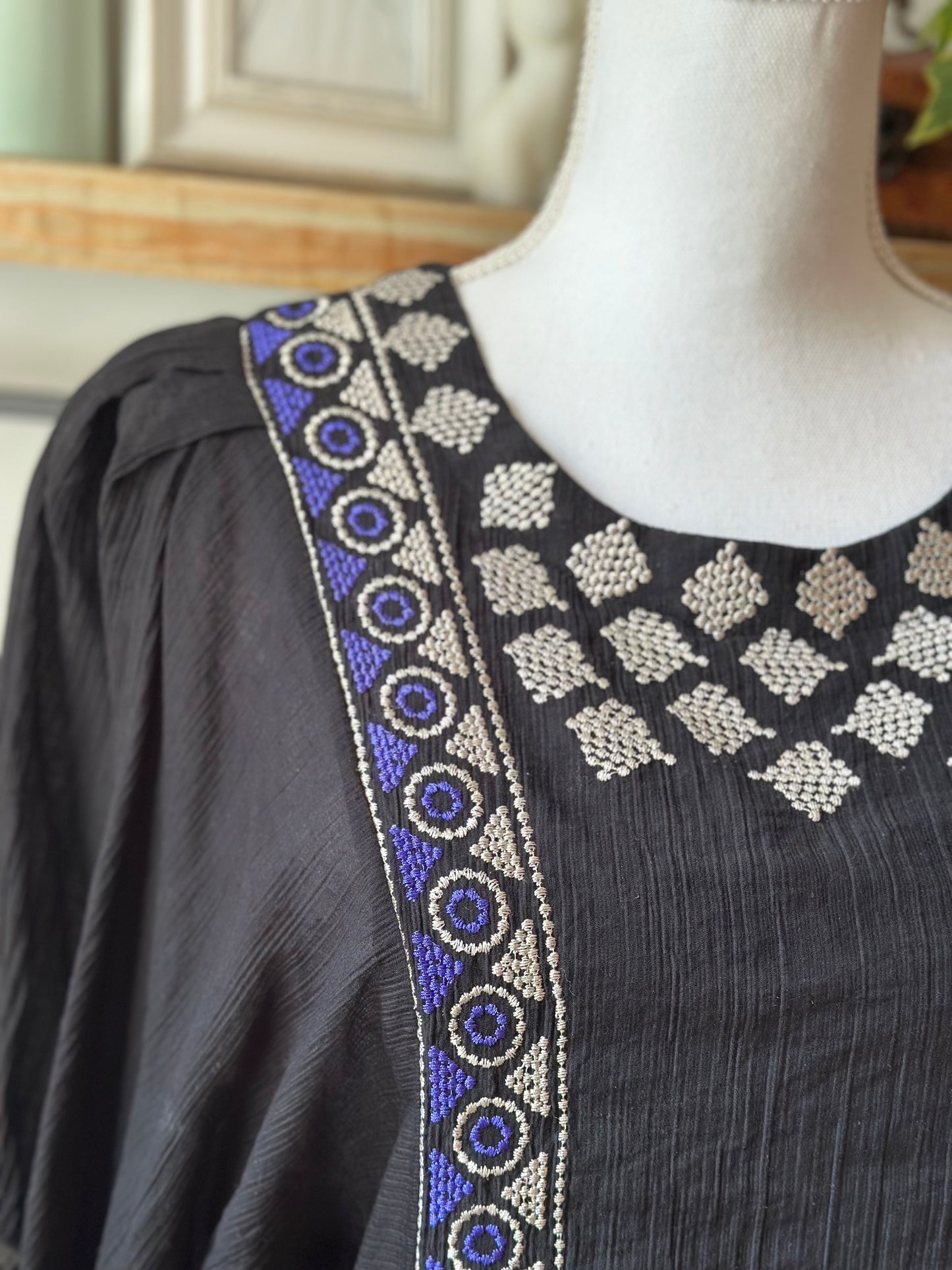 Robe noire brodée T.38