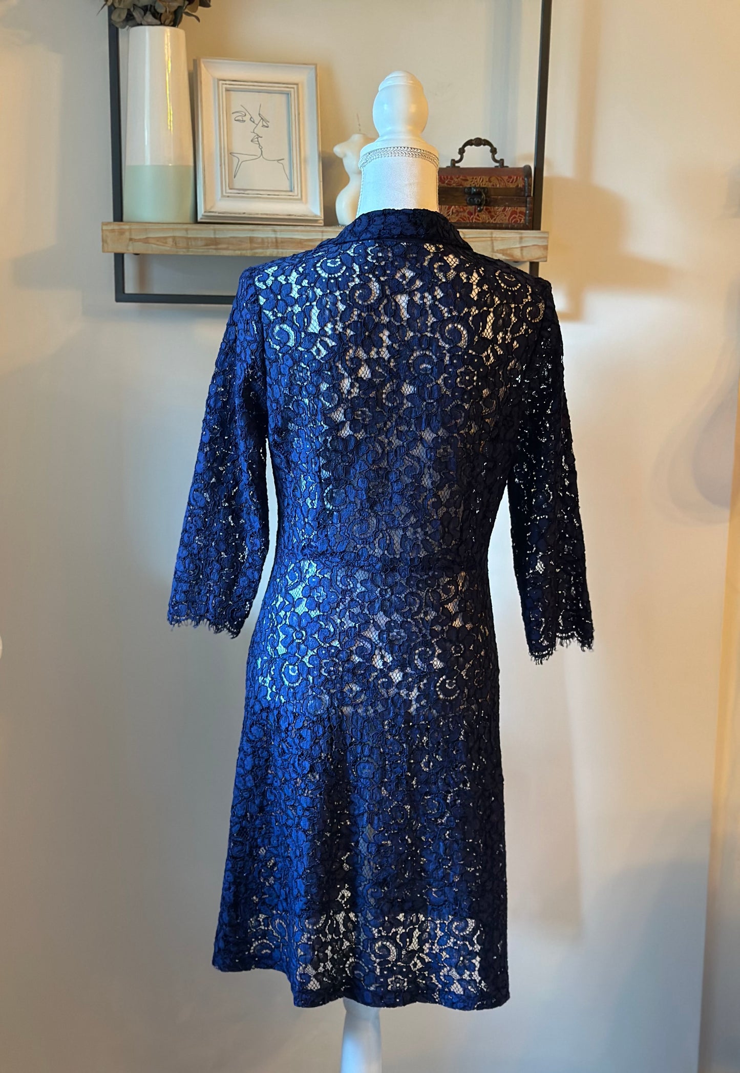 Robe en dentelle bleu marine T.40