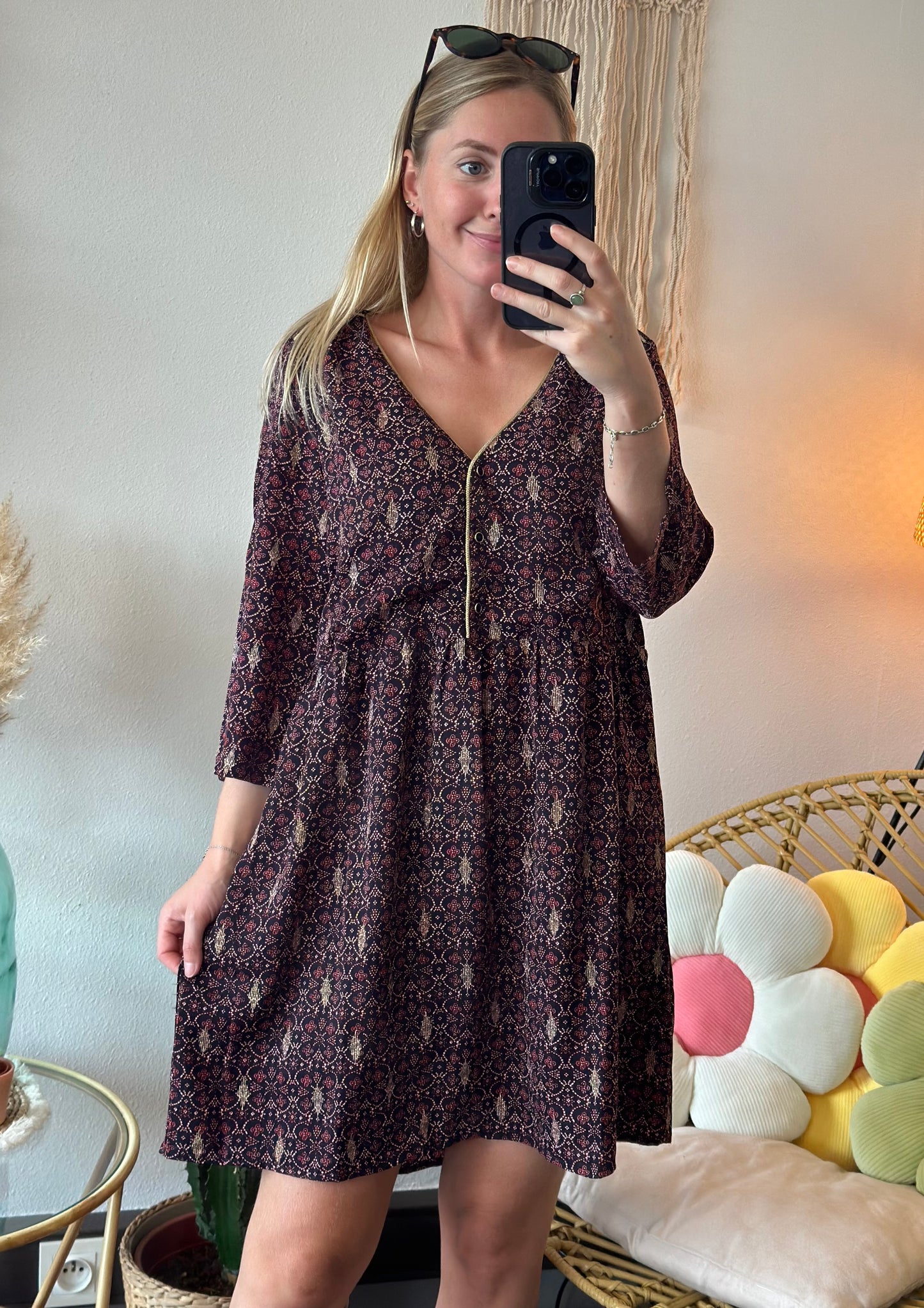 Belle robe fluide noire avec imprimé fleuri bordeaux et doré, T.40