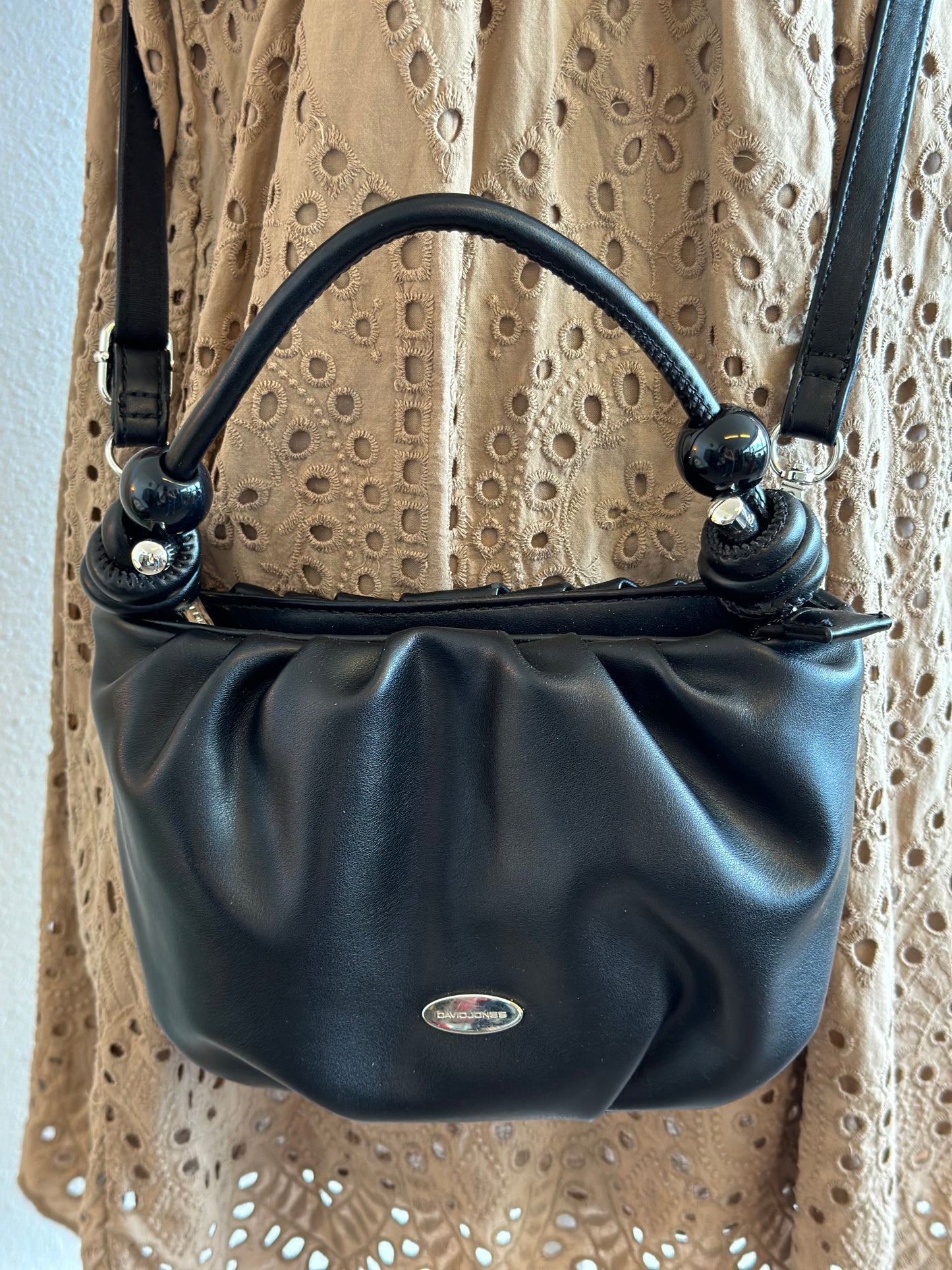 Petit sac bandoulière ou porté main en similicuir noir
