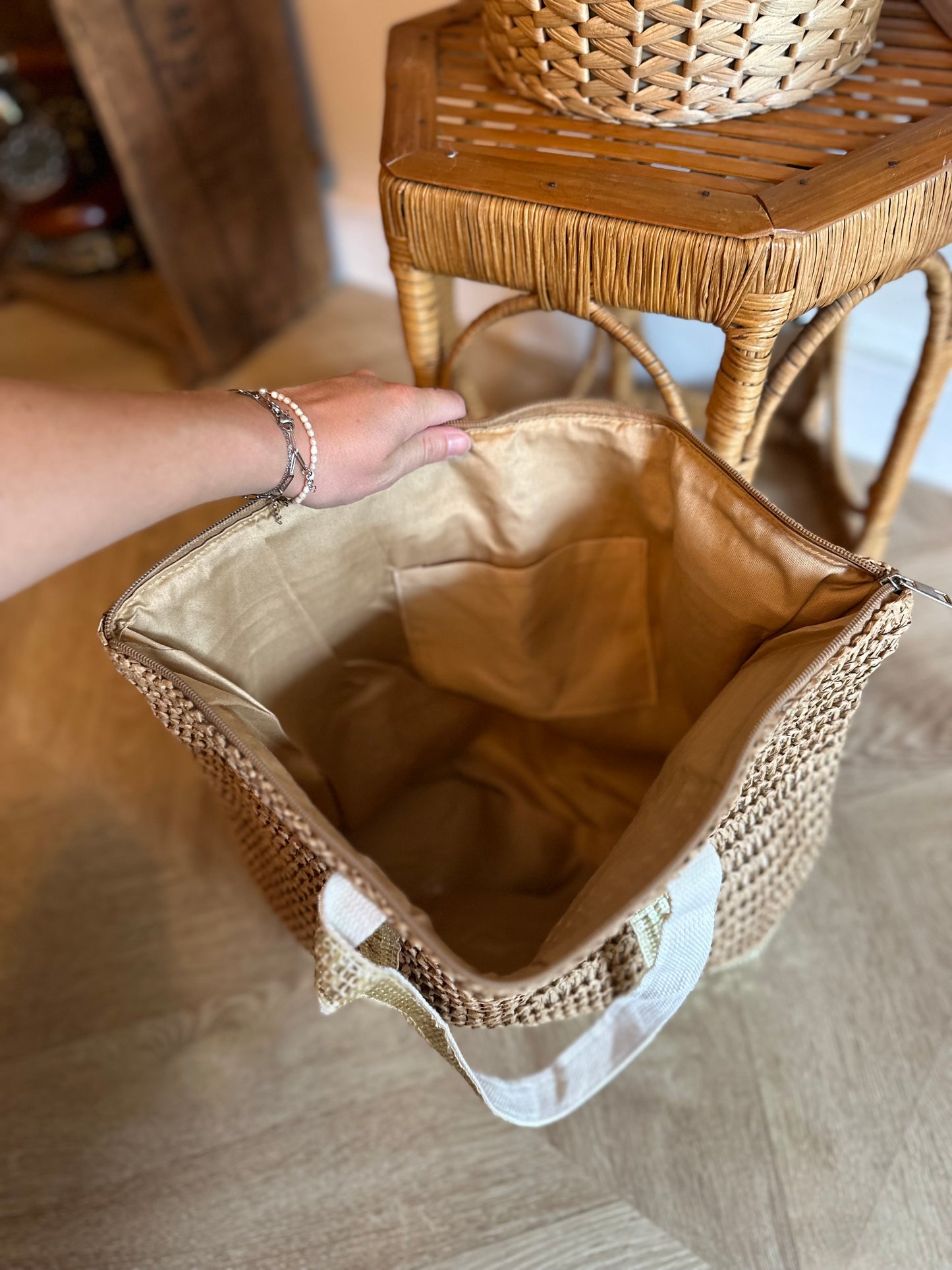 Grand cabas tressé avec détails dorés