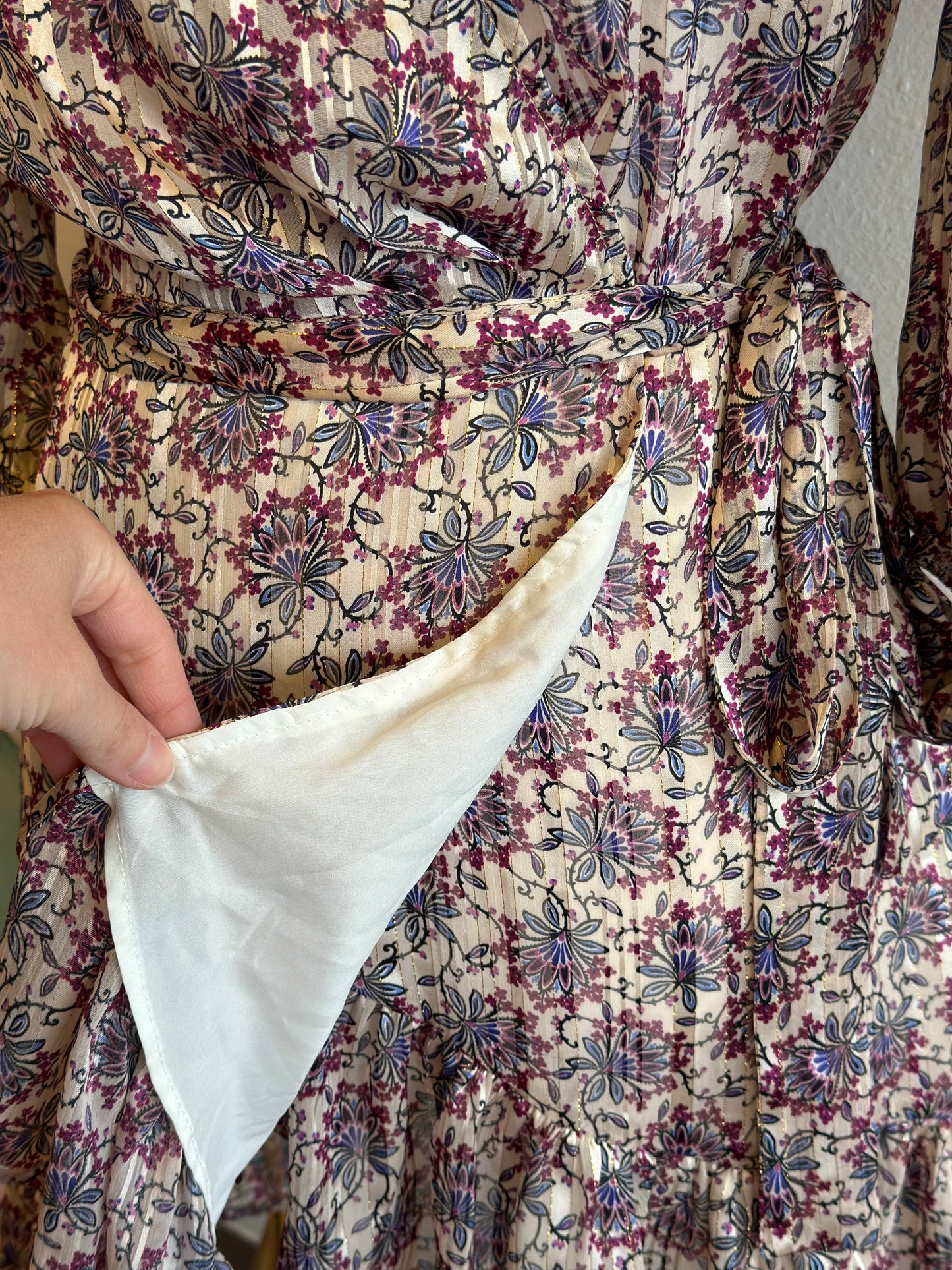 Belle robe coupe portefeuille à motifs fleuris T.36