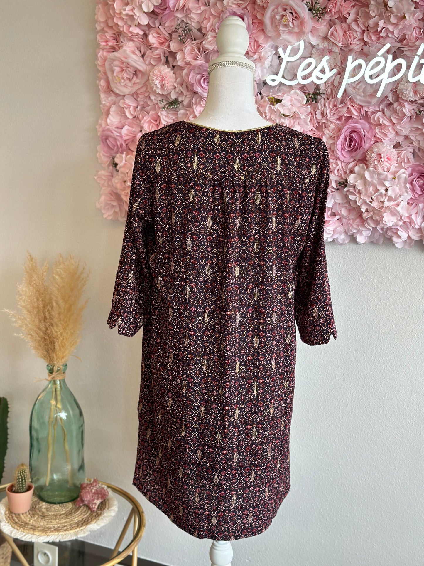 Belle robe fluide noire avec imprimé fleuri bordeaux et doré, T.40