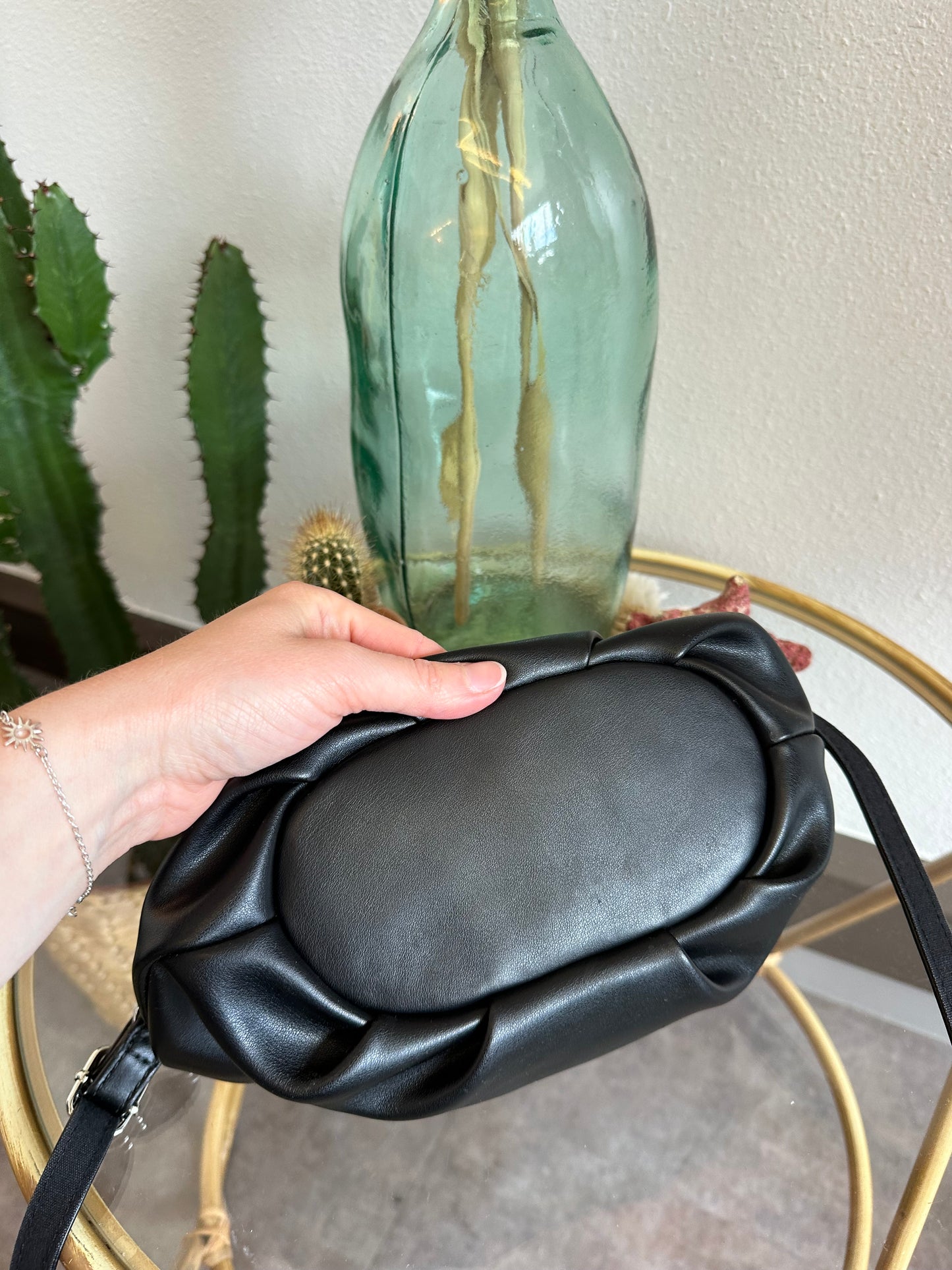 Petit sac bandoulière ou porté main en similicuir noir