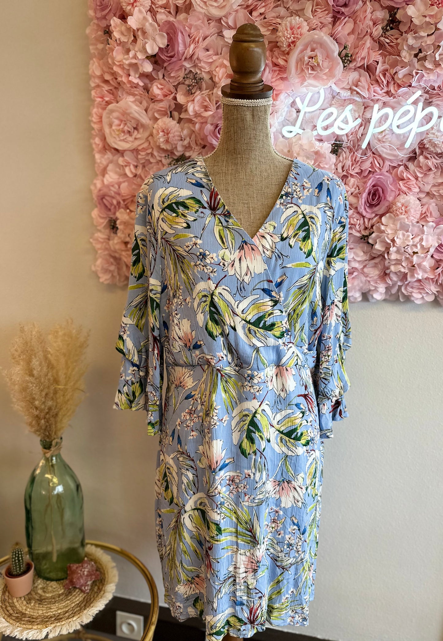 Robe bleu clair à motifs fleuris T.42