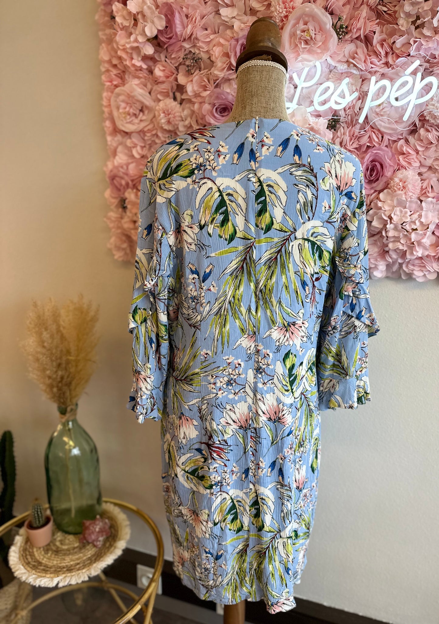 Robe bleu clair à motifs fleuris T.42