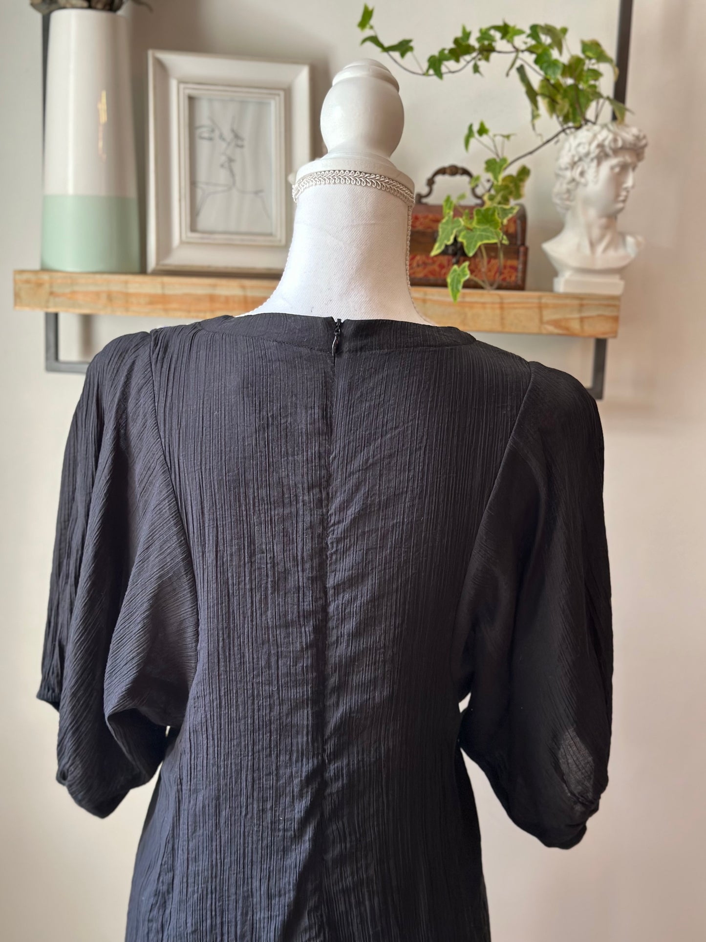 Robe noire brodée T.38