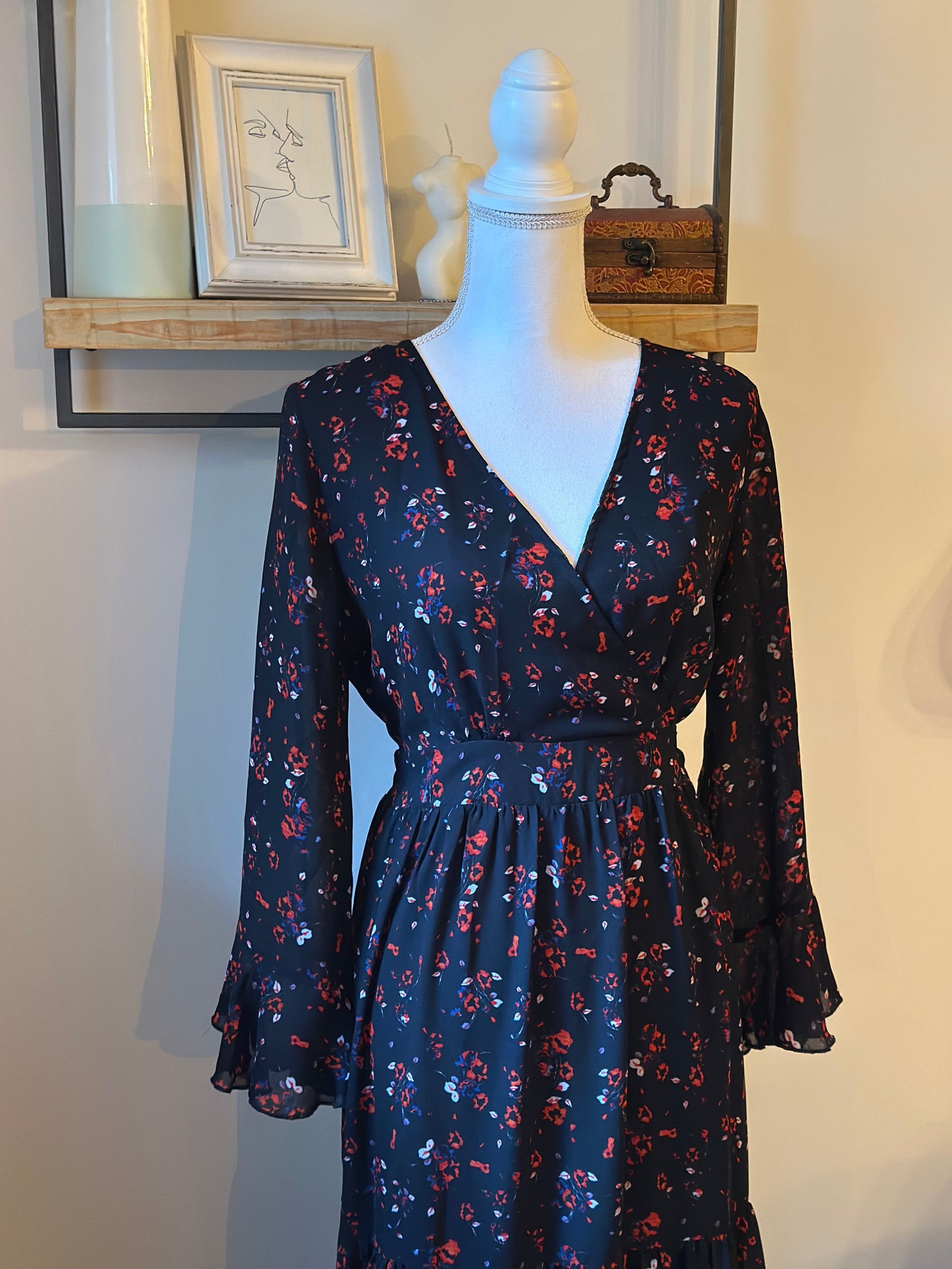 Robe longue noire à fleurs rouges T.40