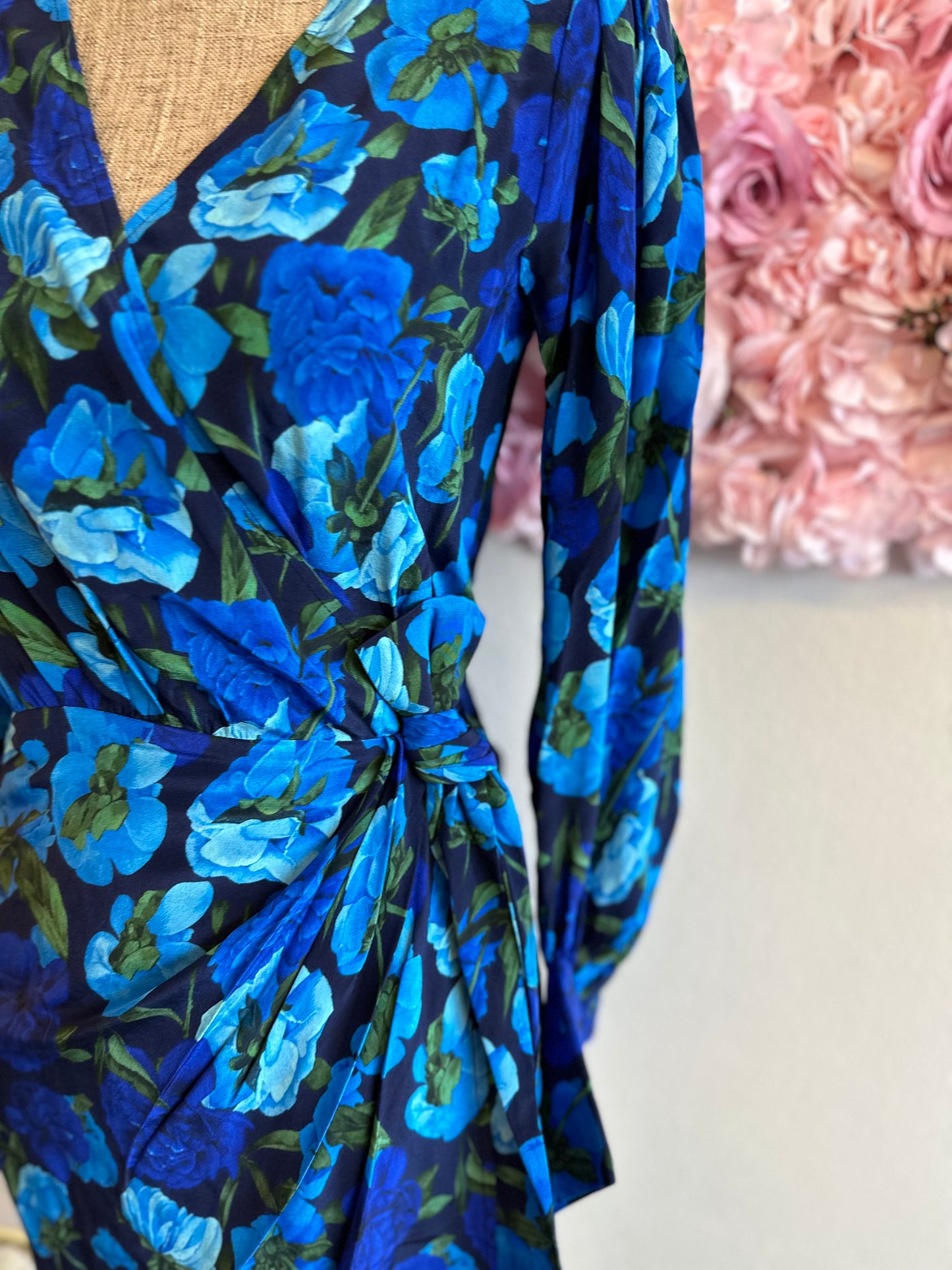 Robe « Dolce Vita » en soie coupe portefeuille motifs bleus fleuris T.34