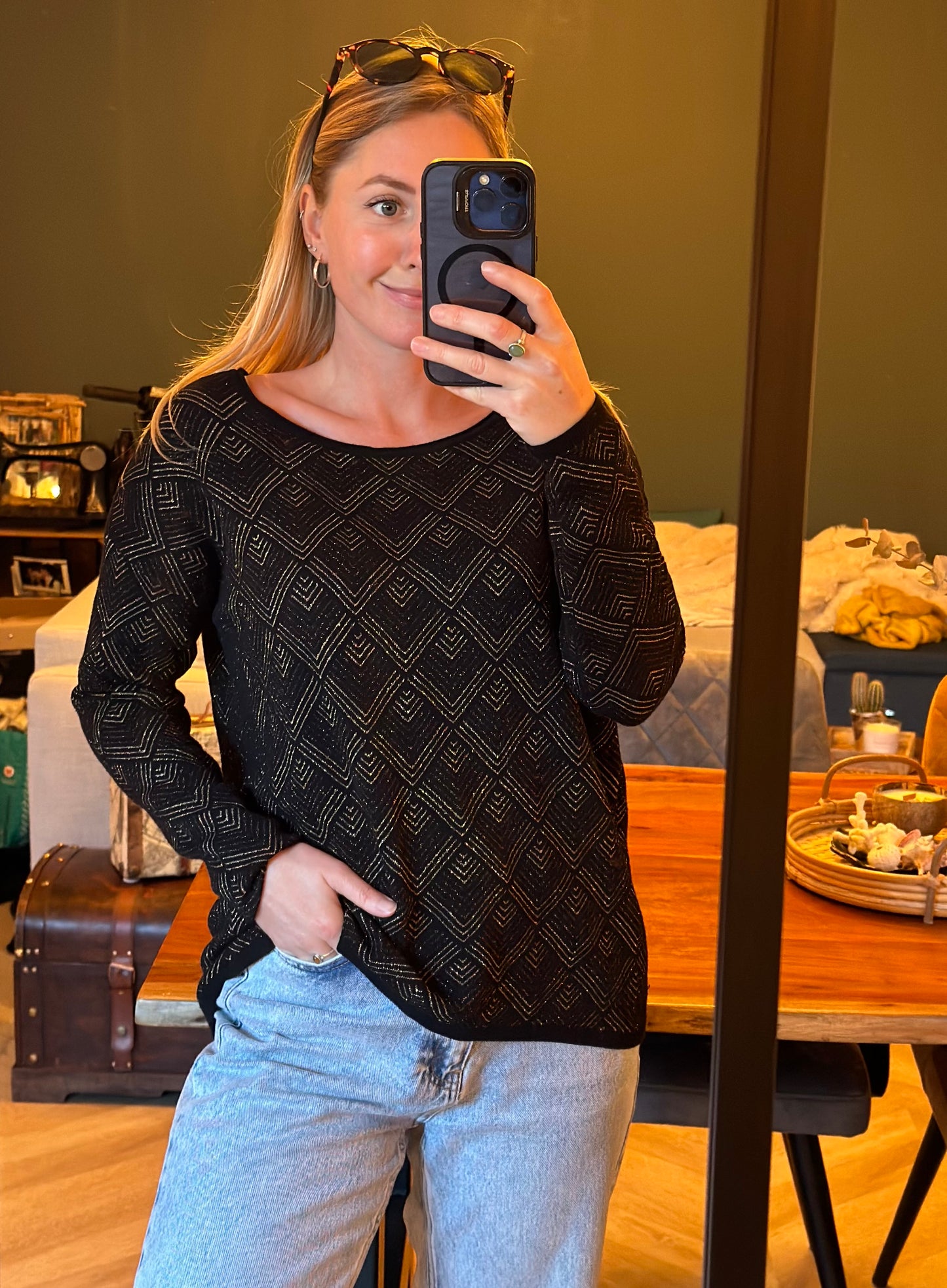 Pull noir à motifs dorés T.40