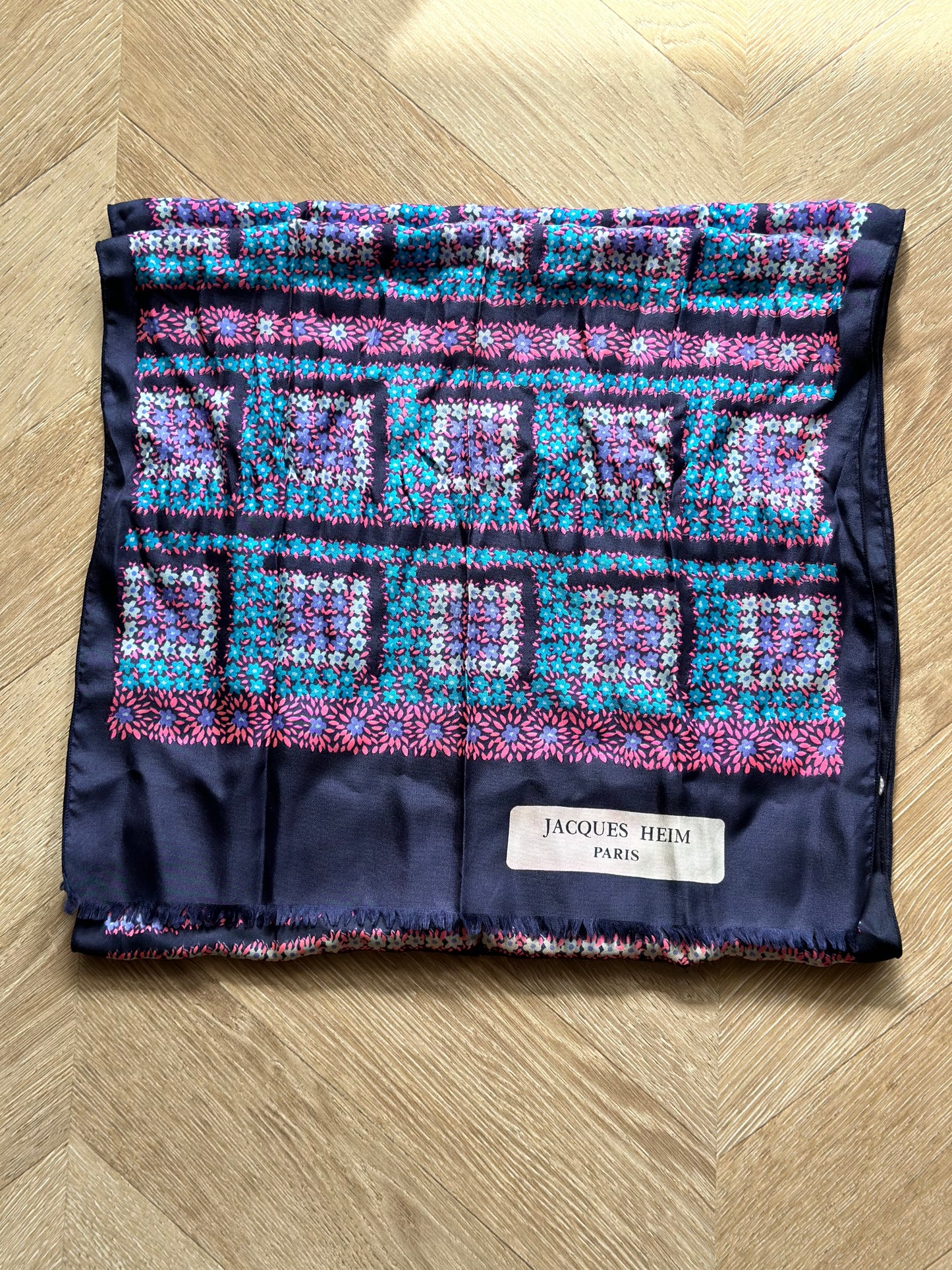Foulard en soie à motifs fleuris bleu, rose et violet sur fond marine - Vintage Jacques Heim Paris