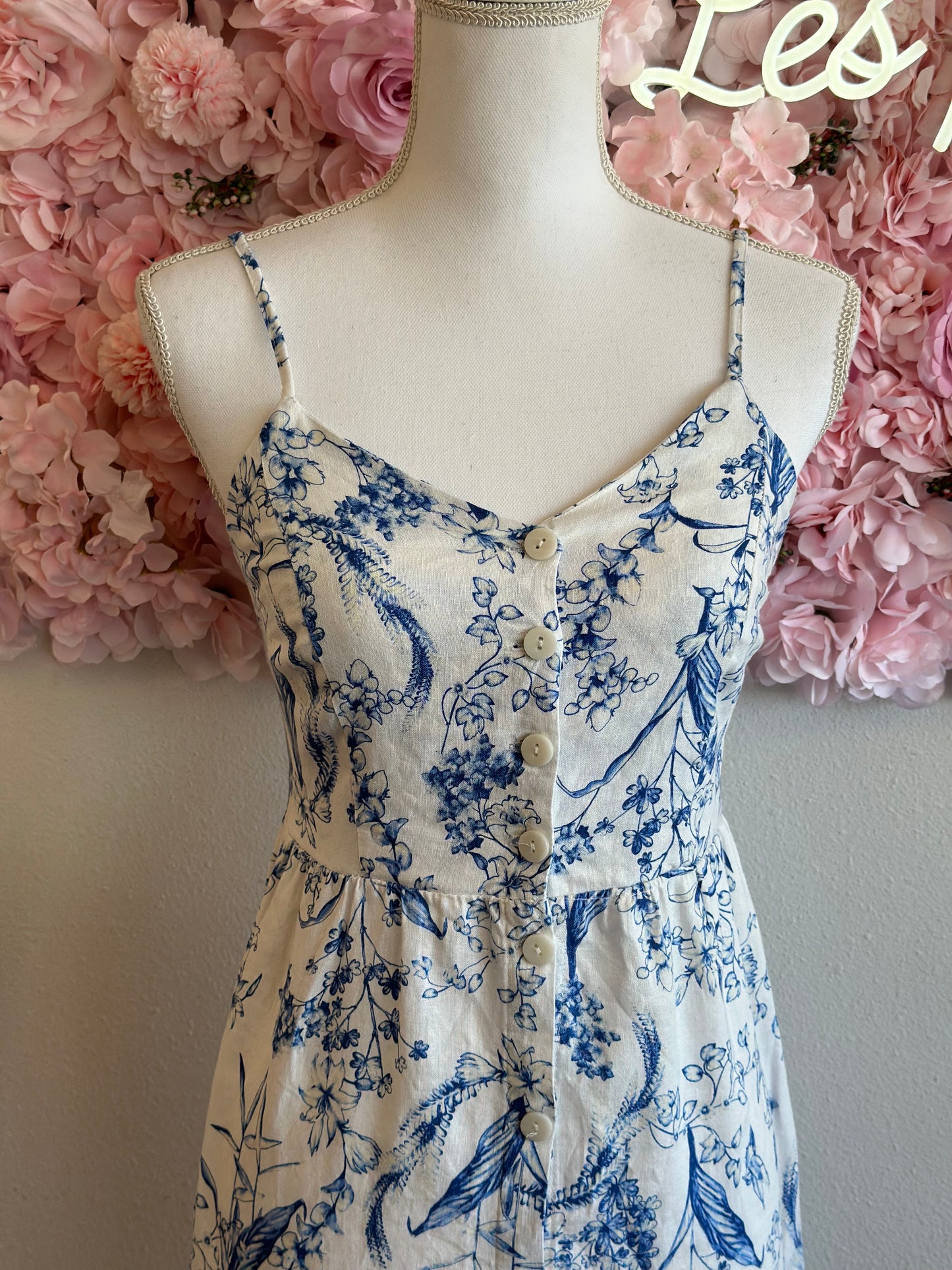 Robe d'été blanche en lin, motifs Jouy fleuris bleu clair, T.36