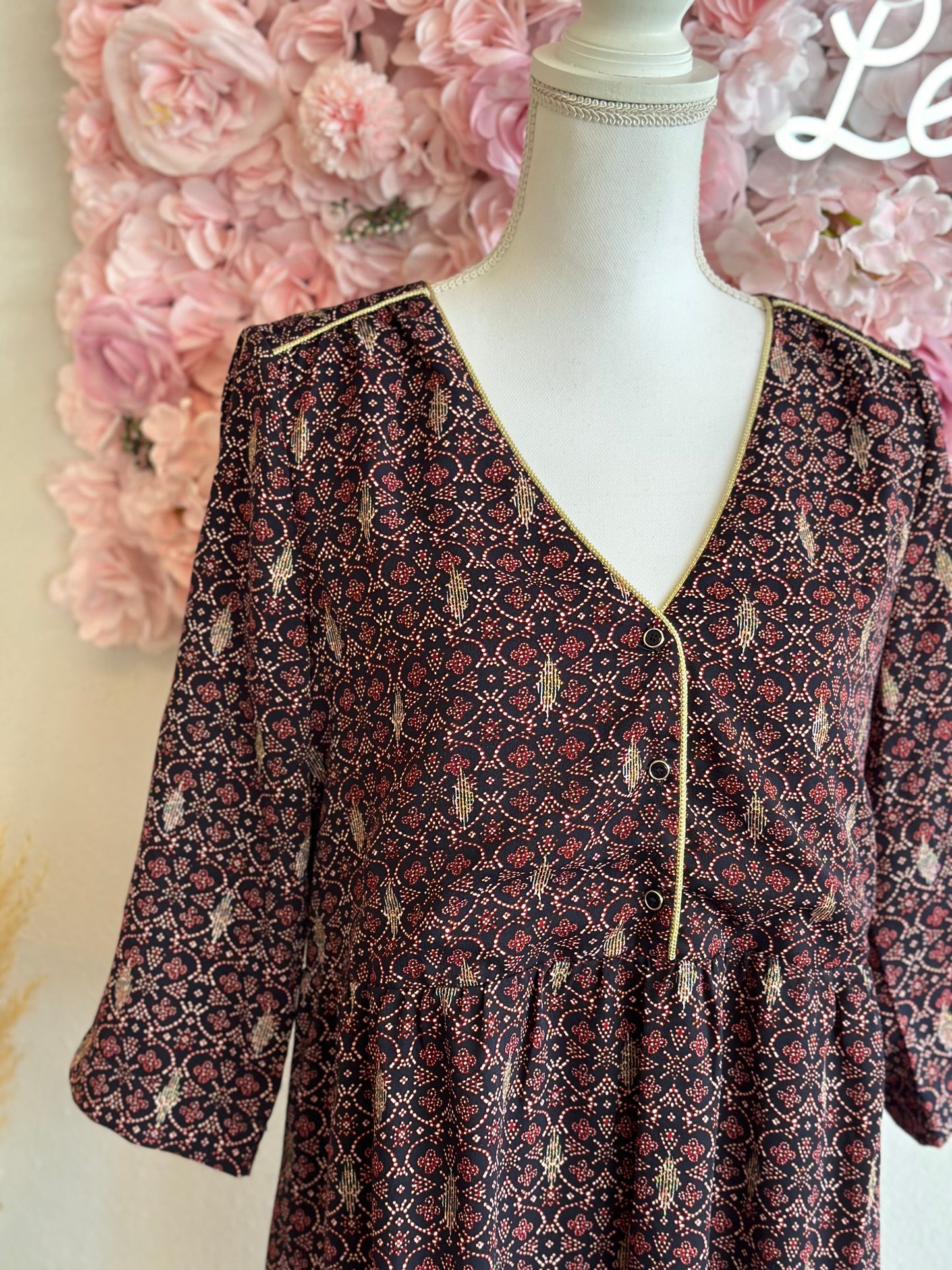 Belle robe fluide noire avec imprimé fleuri bordeaux et doré, T.40