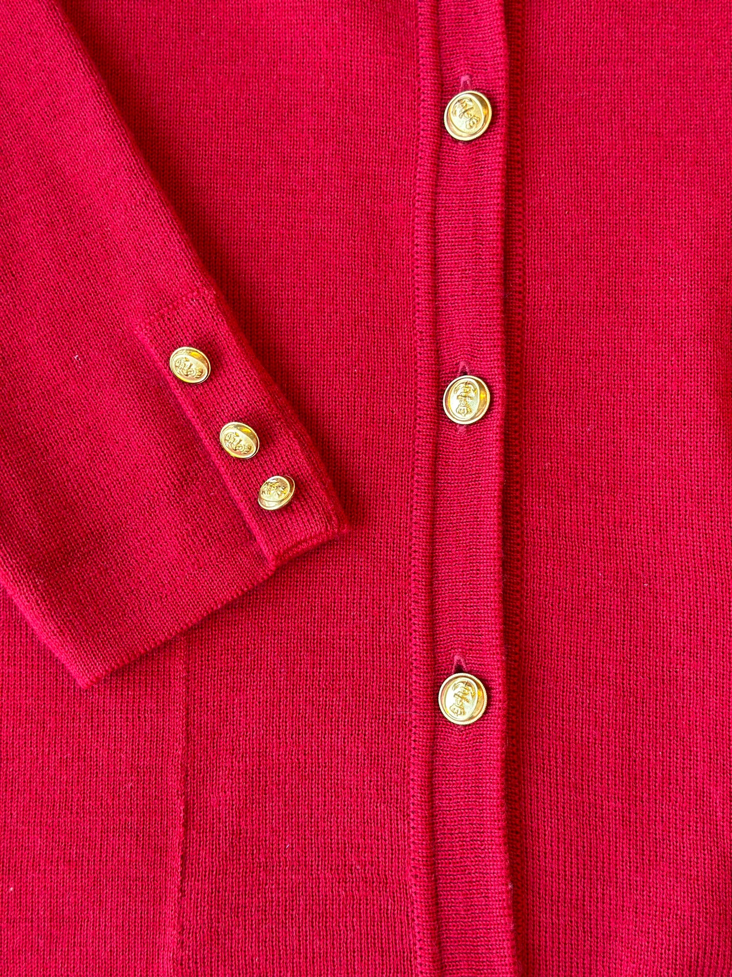 Cardigan en laine rouge, boutons dorés, modèle vintage T.U