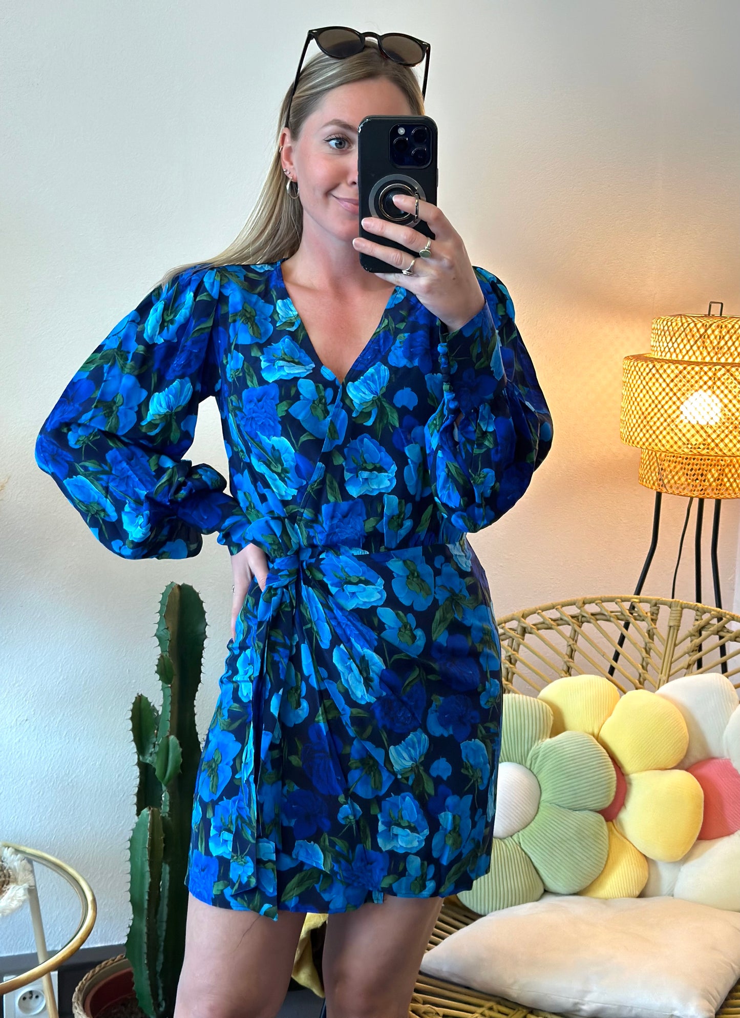 Robe « Dolce Vita » en soie coupe portefeuille motifs bleus fleuris T.34