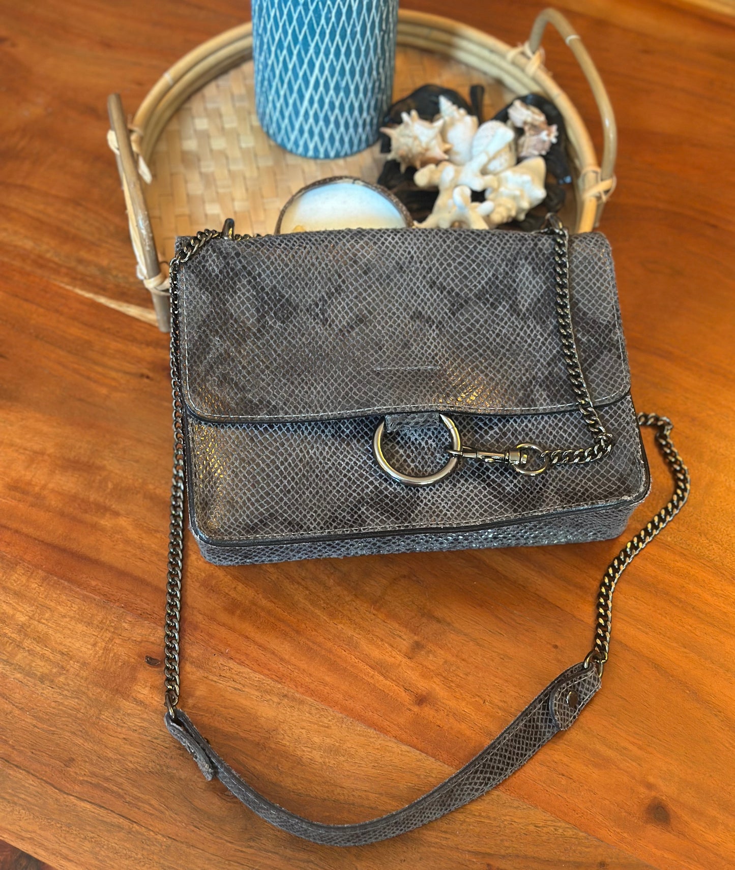 Sac en cuir imprimé python noir et gris – Chaîne métal ajustable