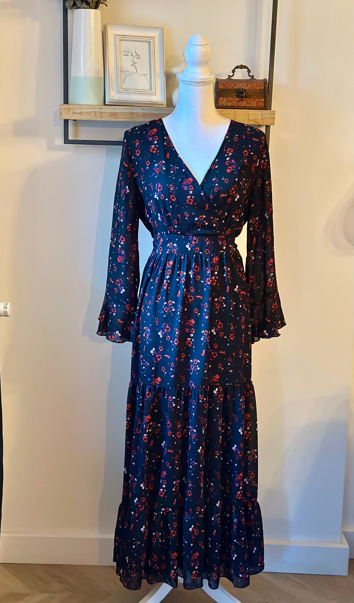 Robe longue noire à fleurs rouges T.40