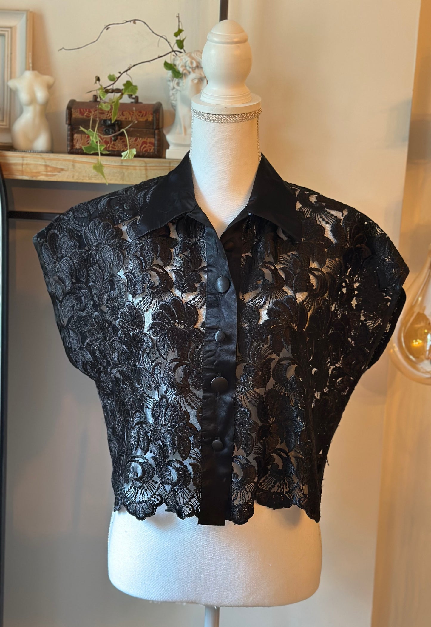 Blouse vintage noire en dentelle T.U (36 au 40)