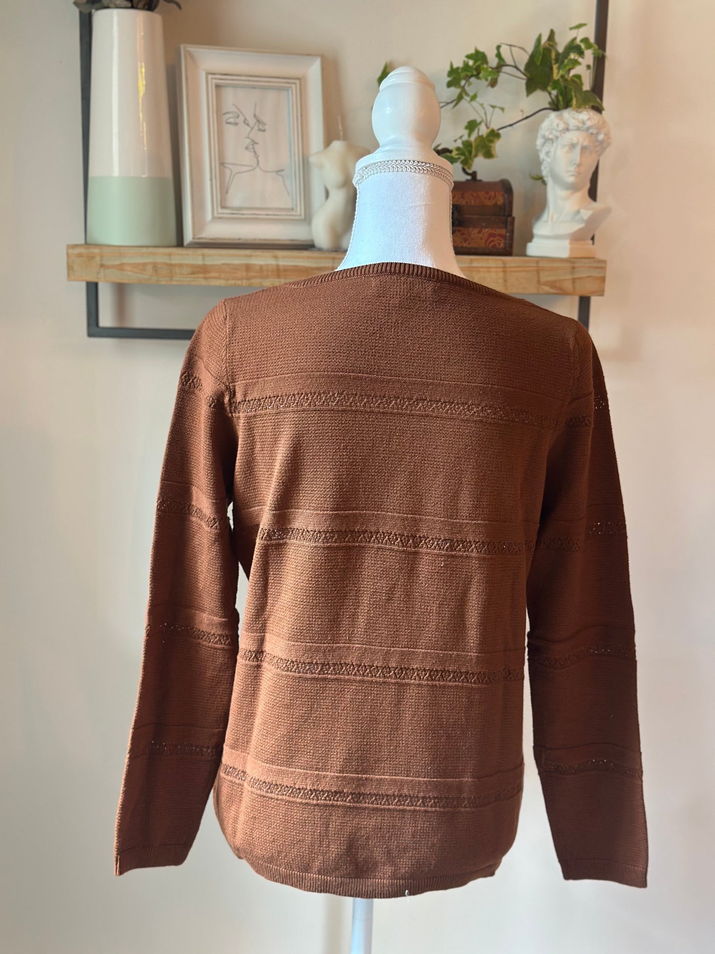 Pull marron, étoiles brodées T.38