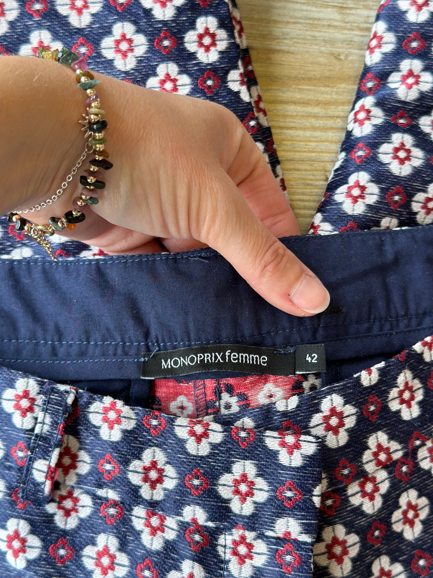 Joli pantalon coupe droite imprimé brodé fleuri T.42
