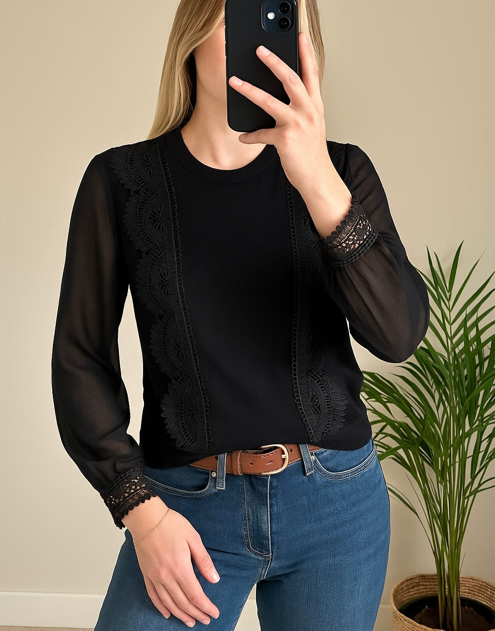 Pull léger noir brodé T.36