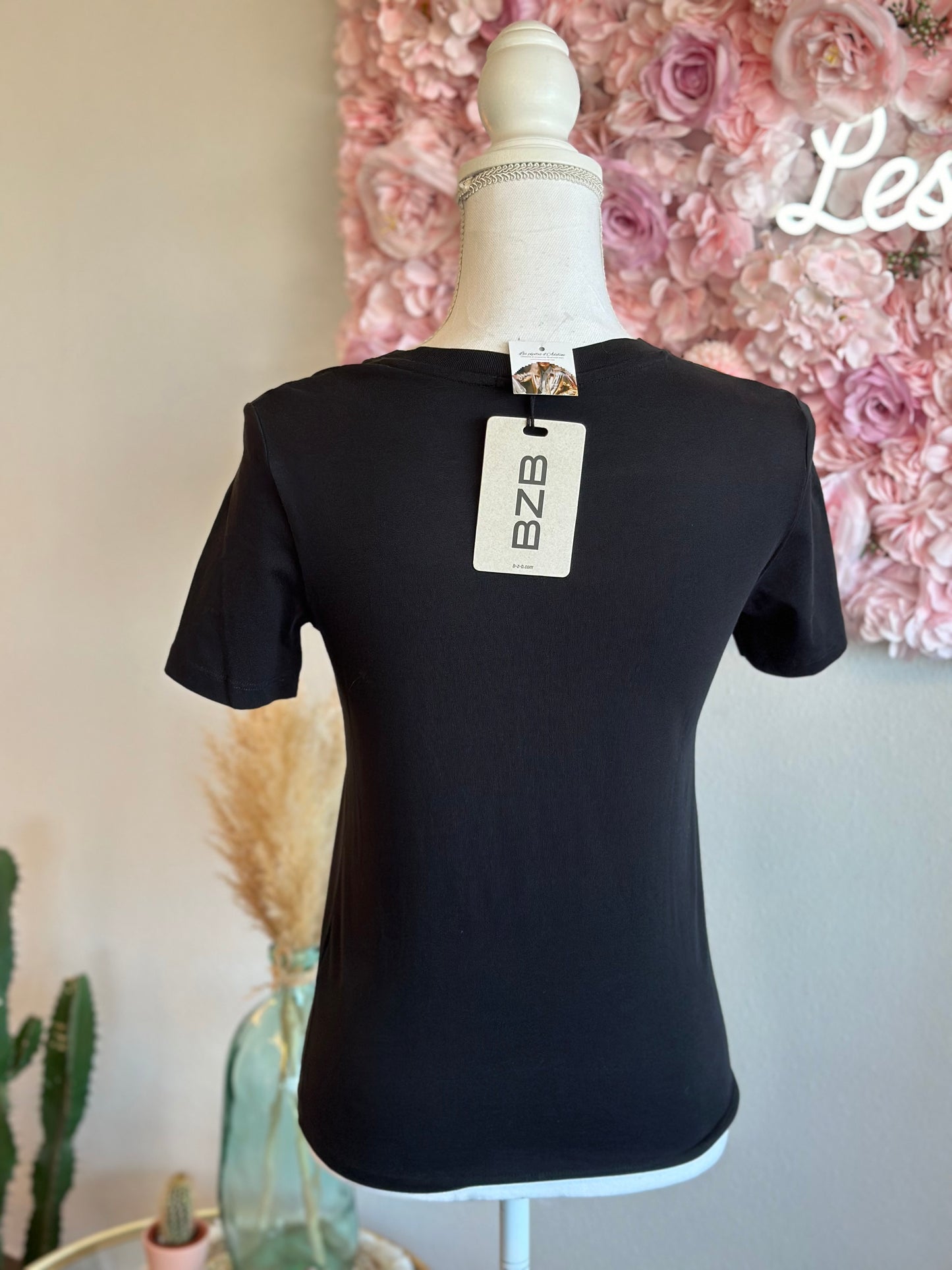 T-shirt noir avec broderie blanche, T.34 neuf