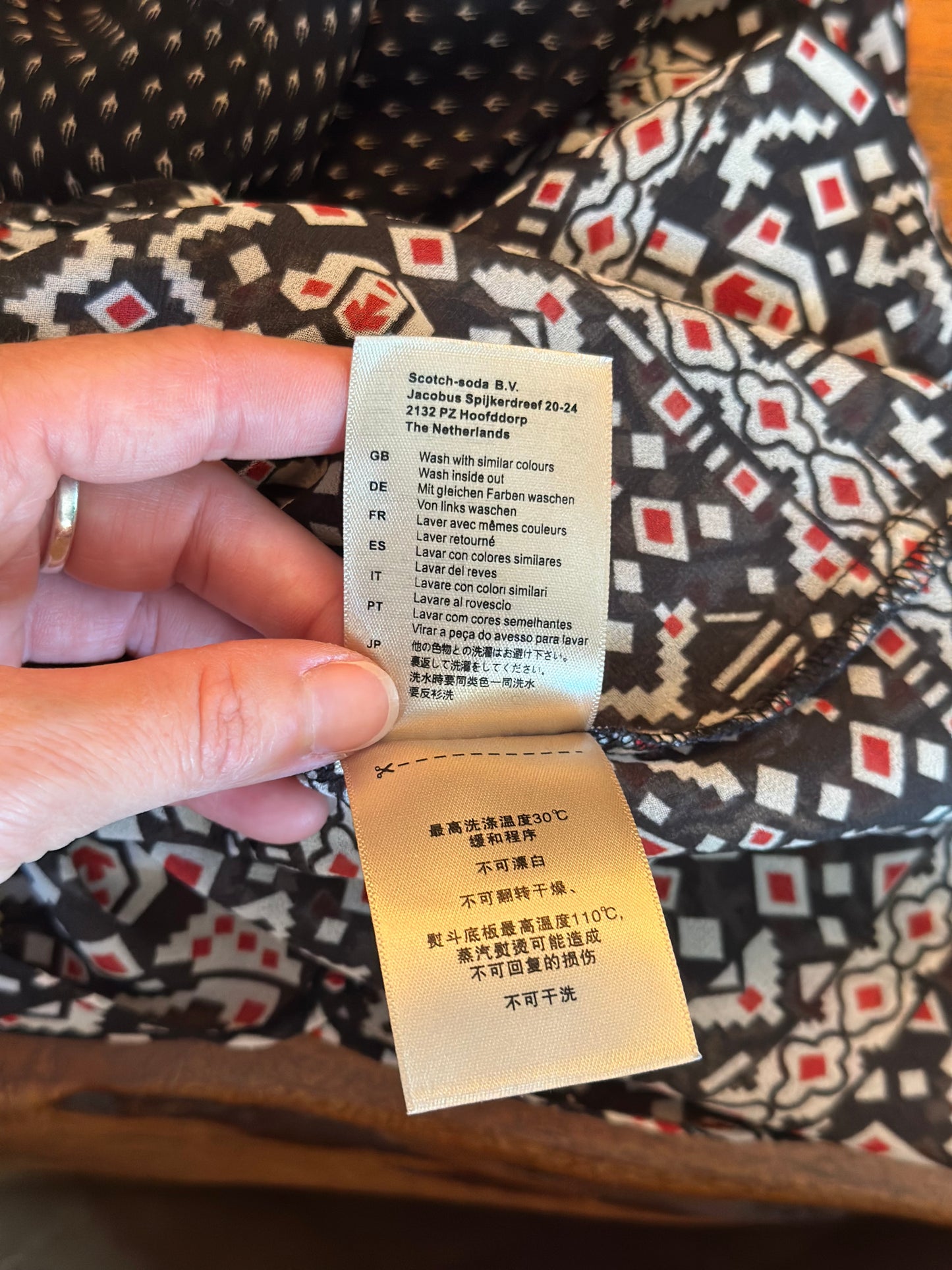 Blouse imprimé graphique noir et rouge T.38