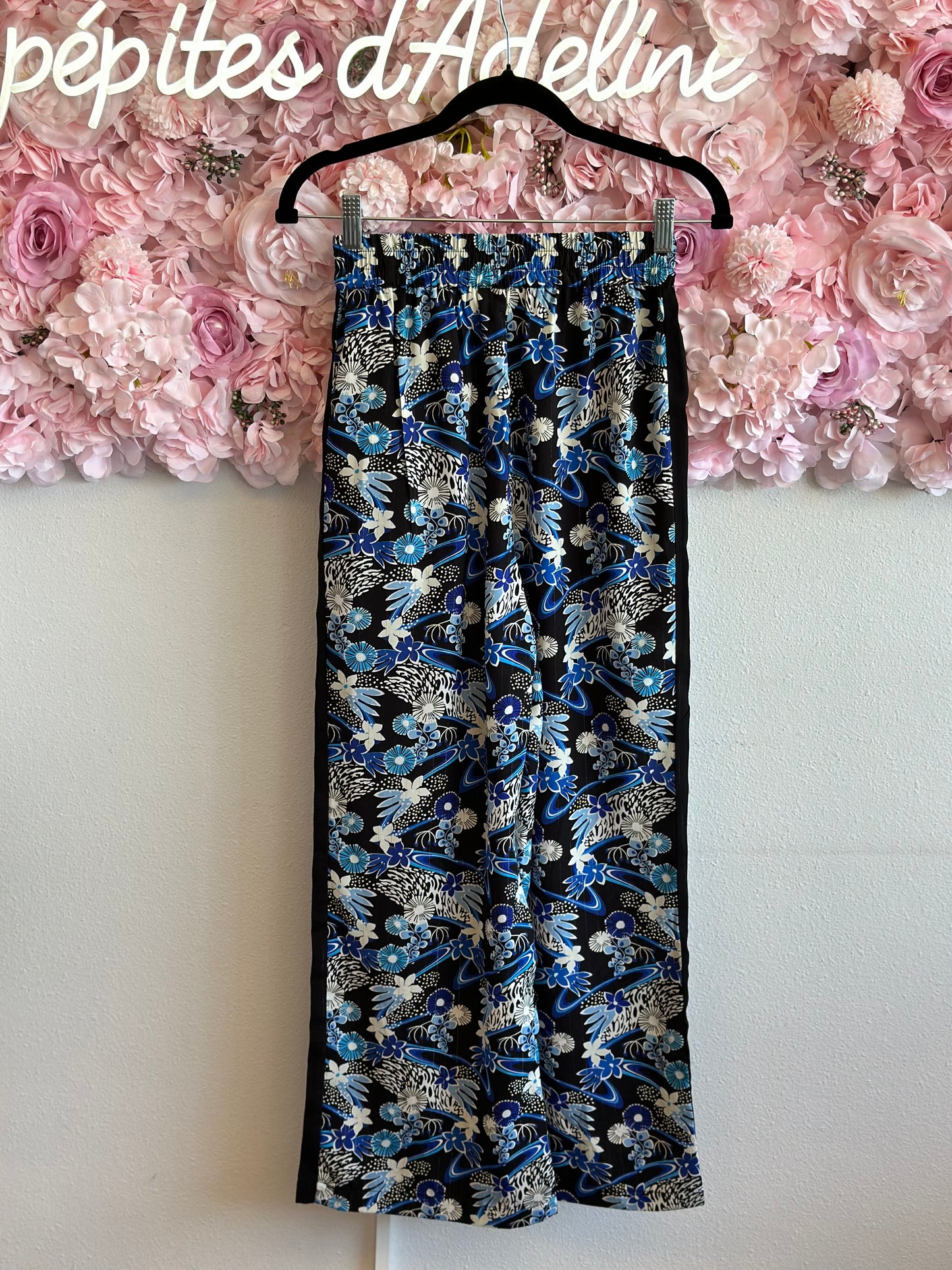 Pantalon fluide jambes larges à motifs fleuris bleu et blanc T.34