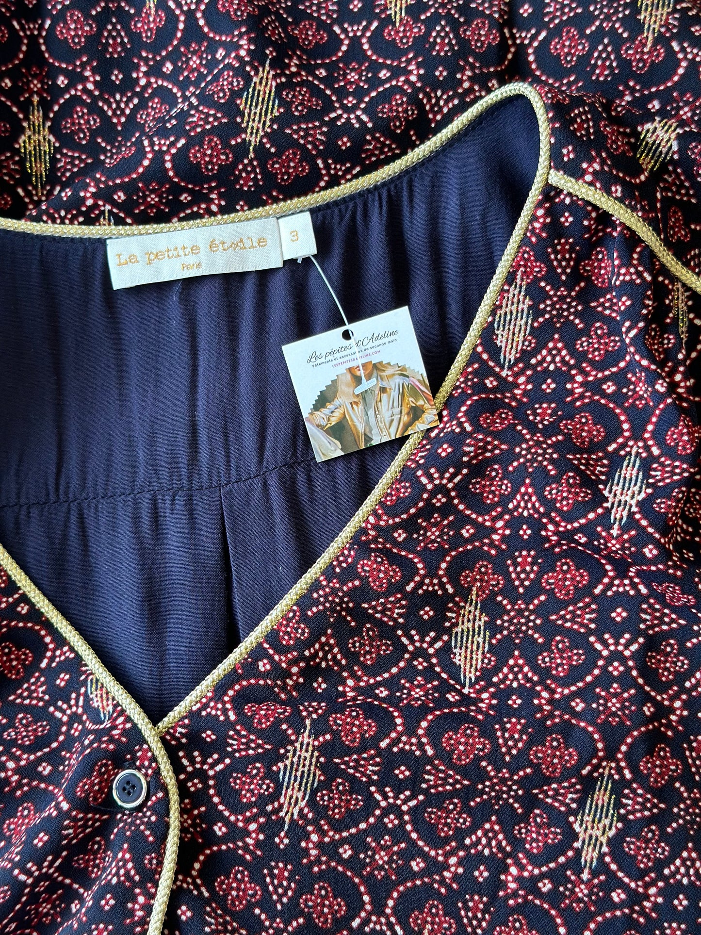 Belle robe fluide noire avec imprimé fleuri bordeaux et doré, T.40